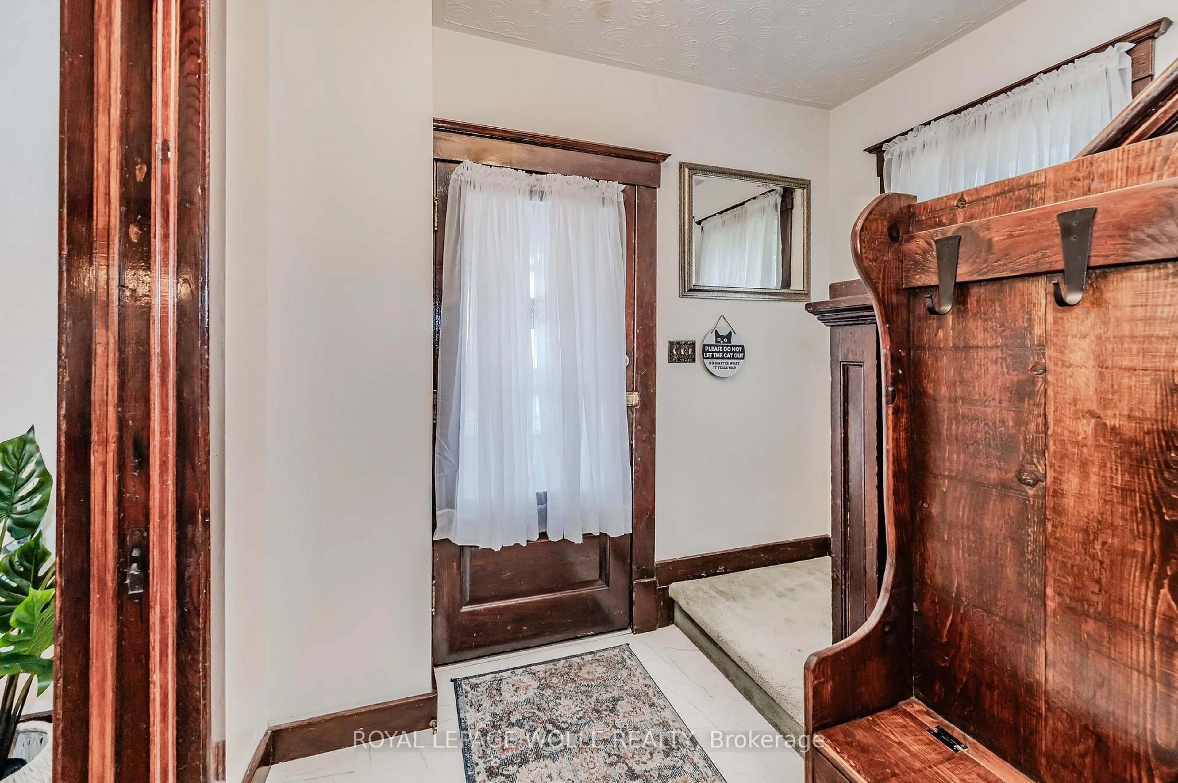 Indoor entryway for 51 Cedar St, Kitchener Ontario N2H 2W9