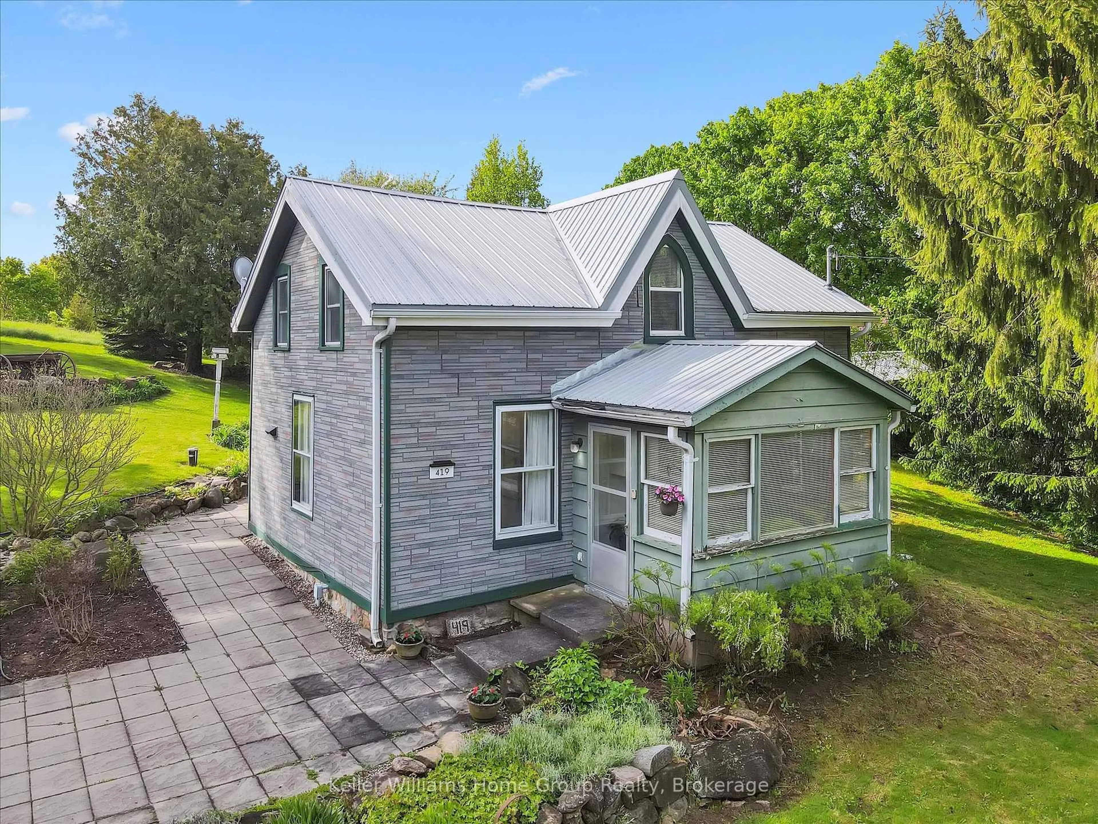 A pic from outside/outdoor area/front of a property/back of a property/a pic from drone, building for 419 Wilson St, Guelph/Eramosa Ontario N0B 1P0