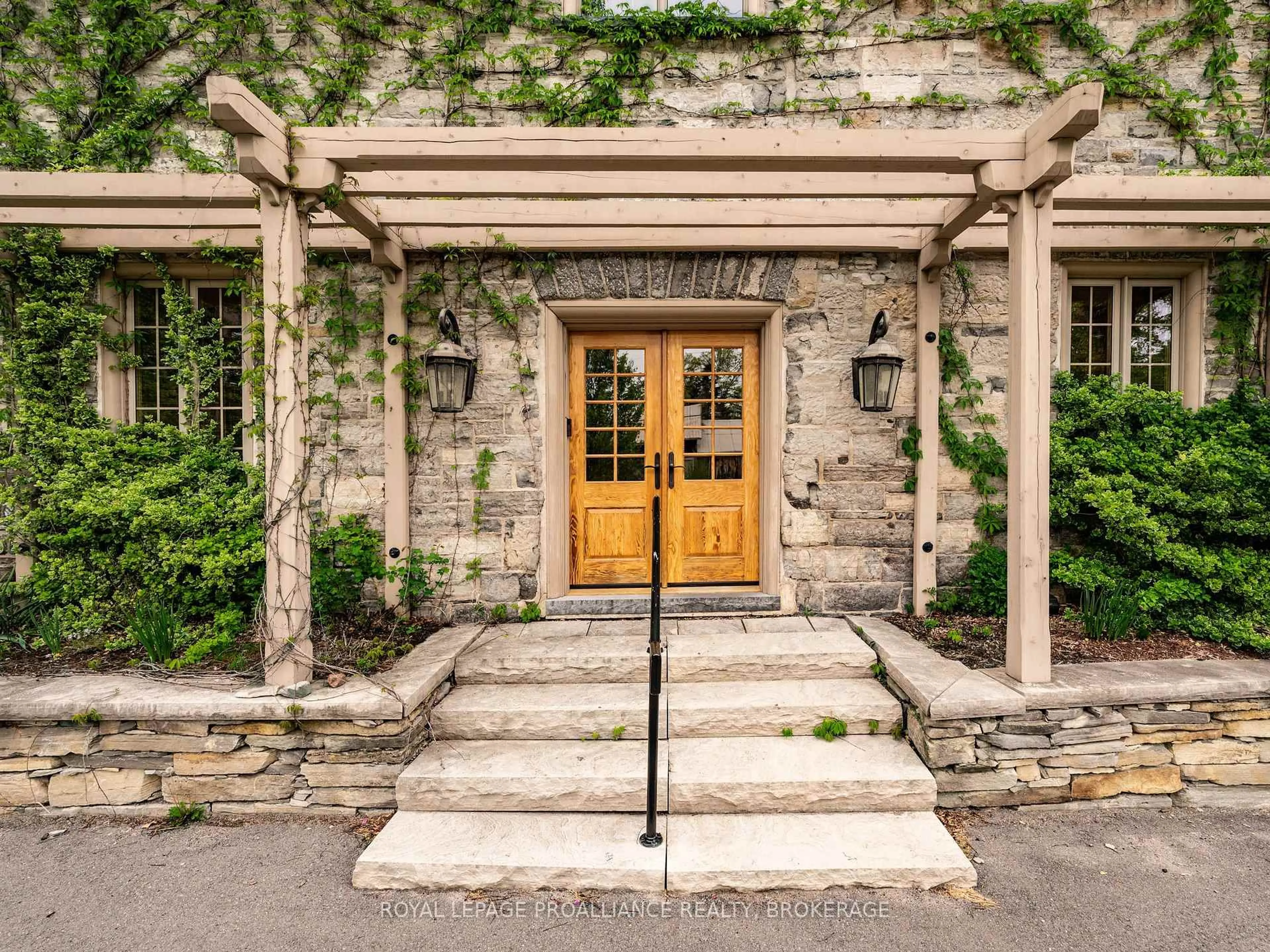 Indoor entryway for 46 Concession St, Tamworth Ontario K0K 3G0