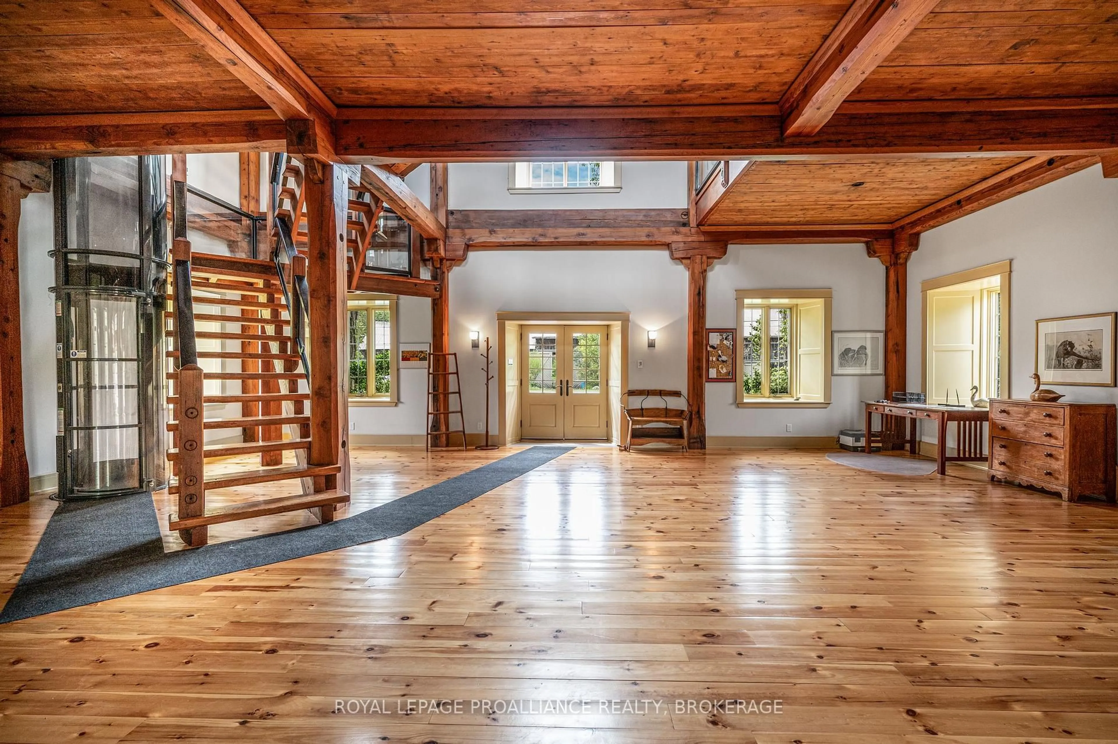 Indoor foyer for 46 Concession St, Tamworth Ontario K0K 3G0