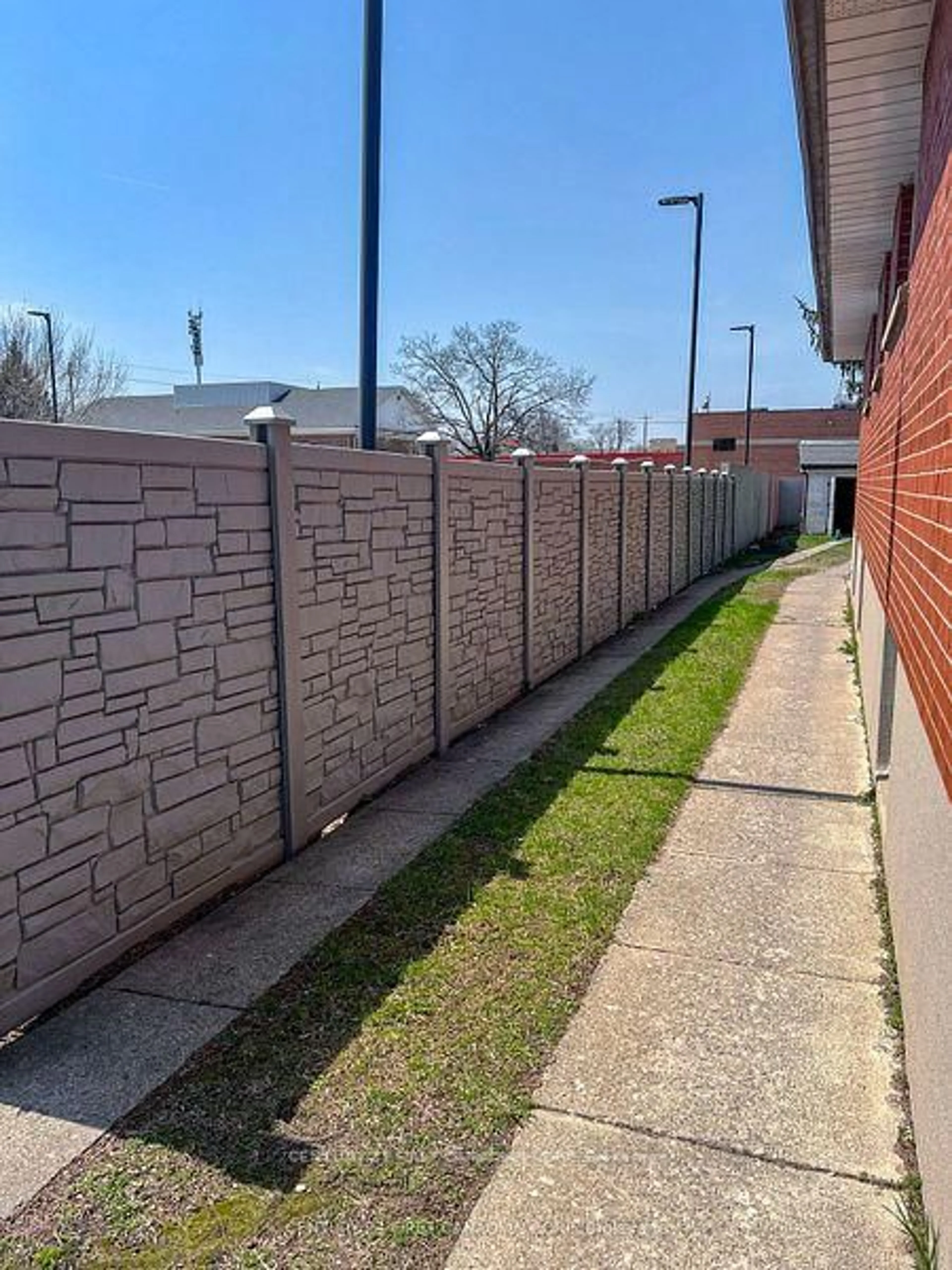 Unknown for 67 Sackville St, London East Ontario N5Z 2E3