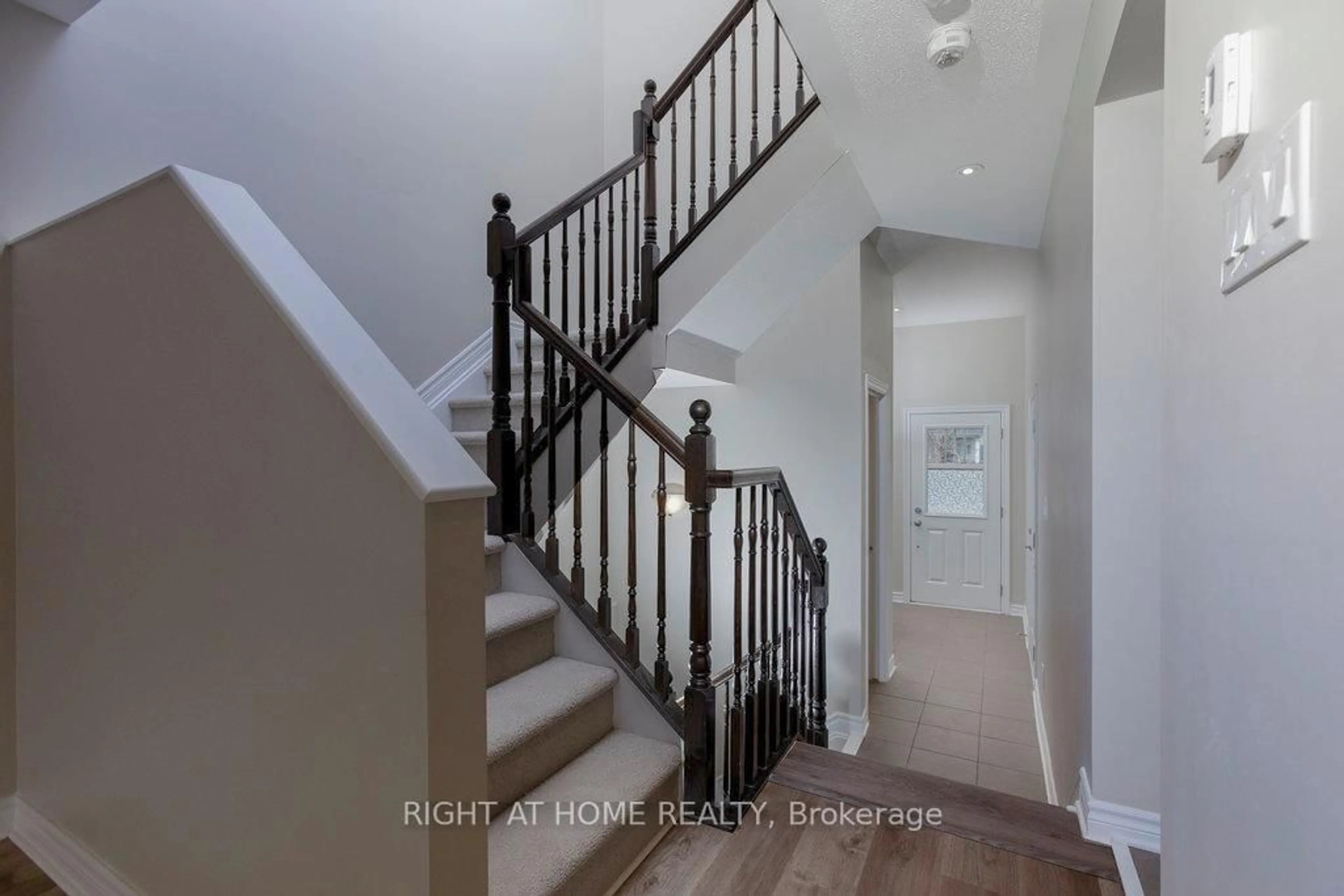 Stairs for 213 HALYARD Way, Ottawa Ontario K2T 0L2