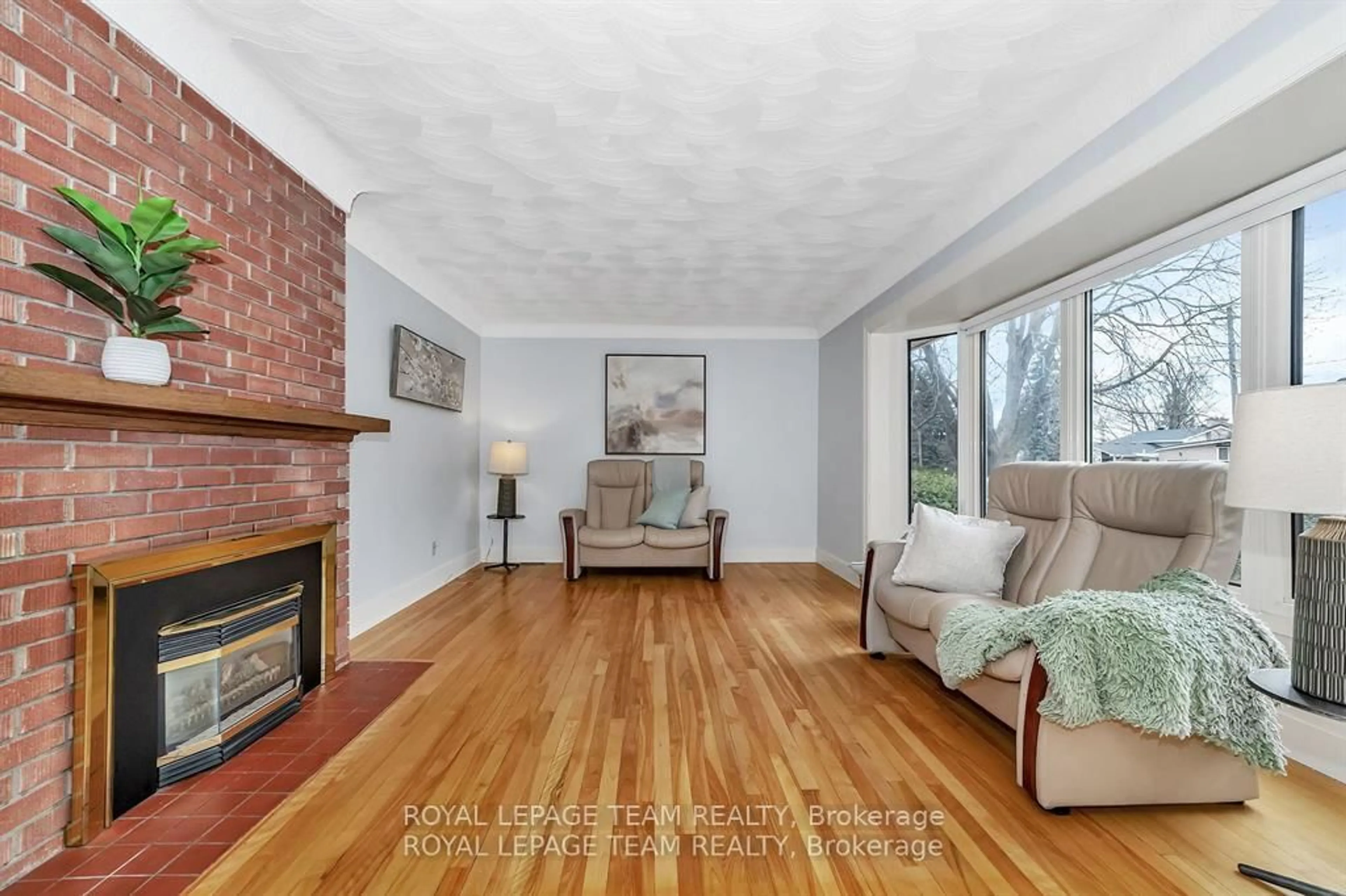 Living room with furniture, wood/laminate floor for 2099 Balharrie Ave, Ottawa Ontario K1G 1G4