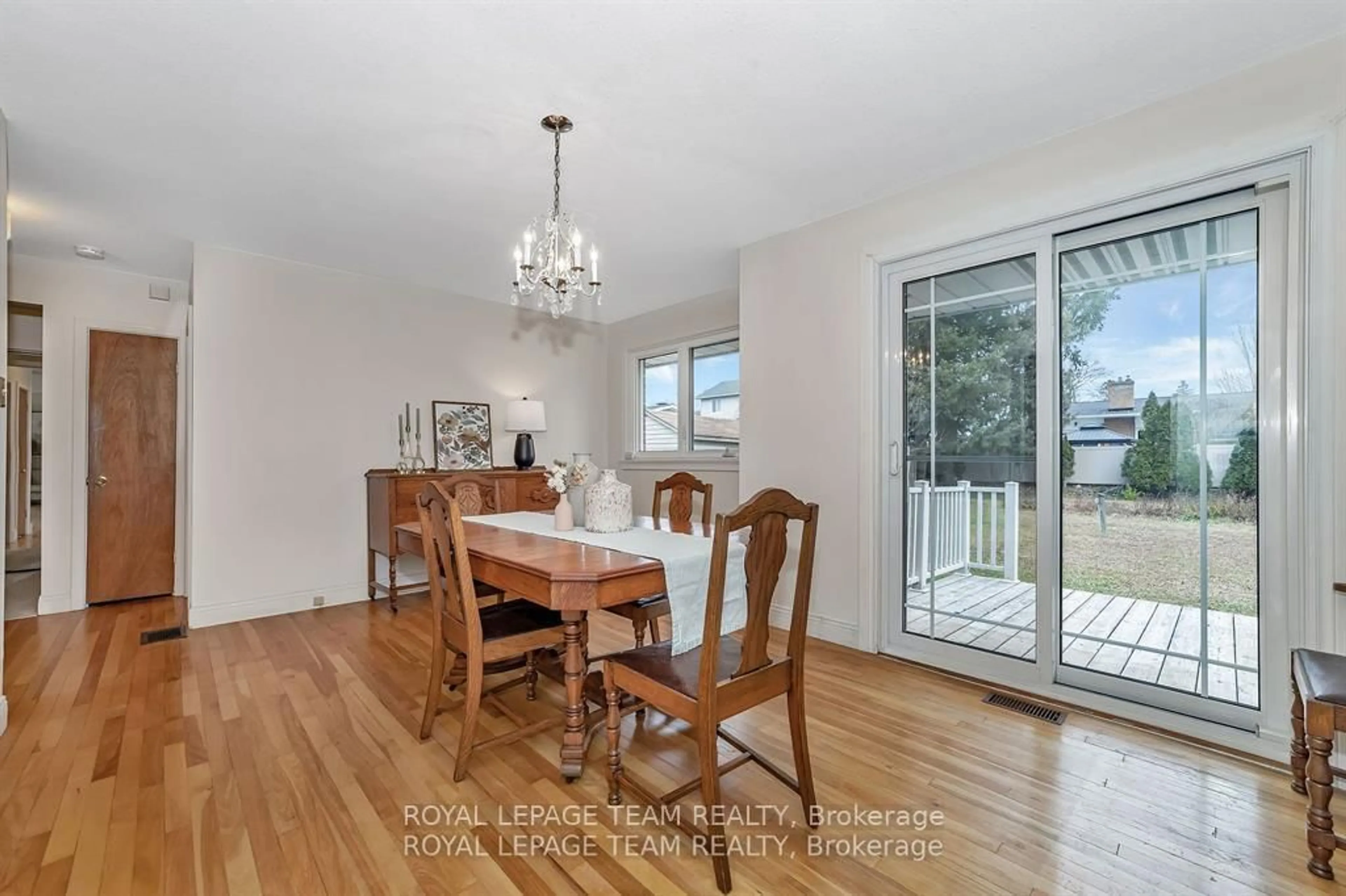 Dining room, wood/laminate floor for 2099 Balharrie Ave, Ottawa Ontario K1G 1G4