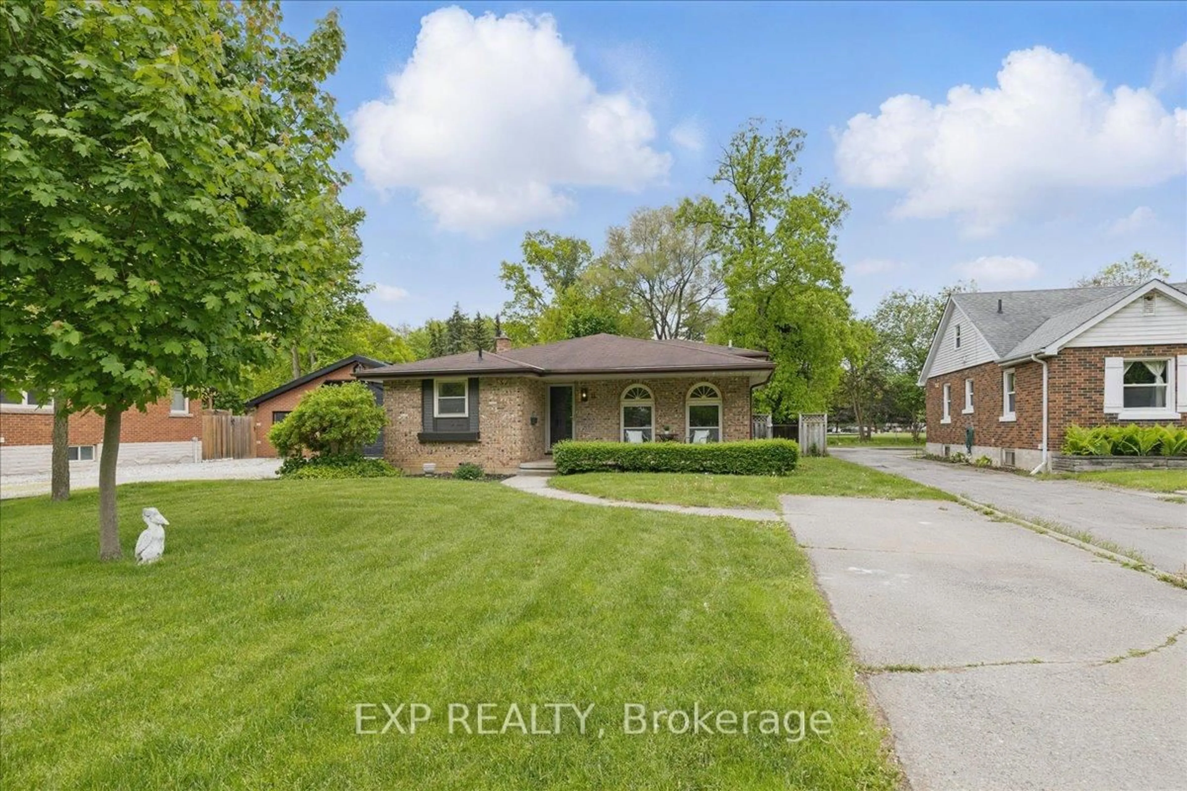 A pic from outside/outdoor area/front of a property/back of a property/a pic from drone, street for 11 Glenwood Dr, Brantford Ontario N3S 3E9