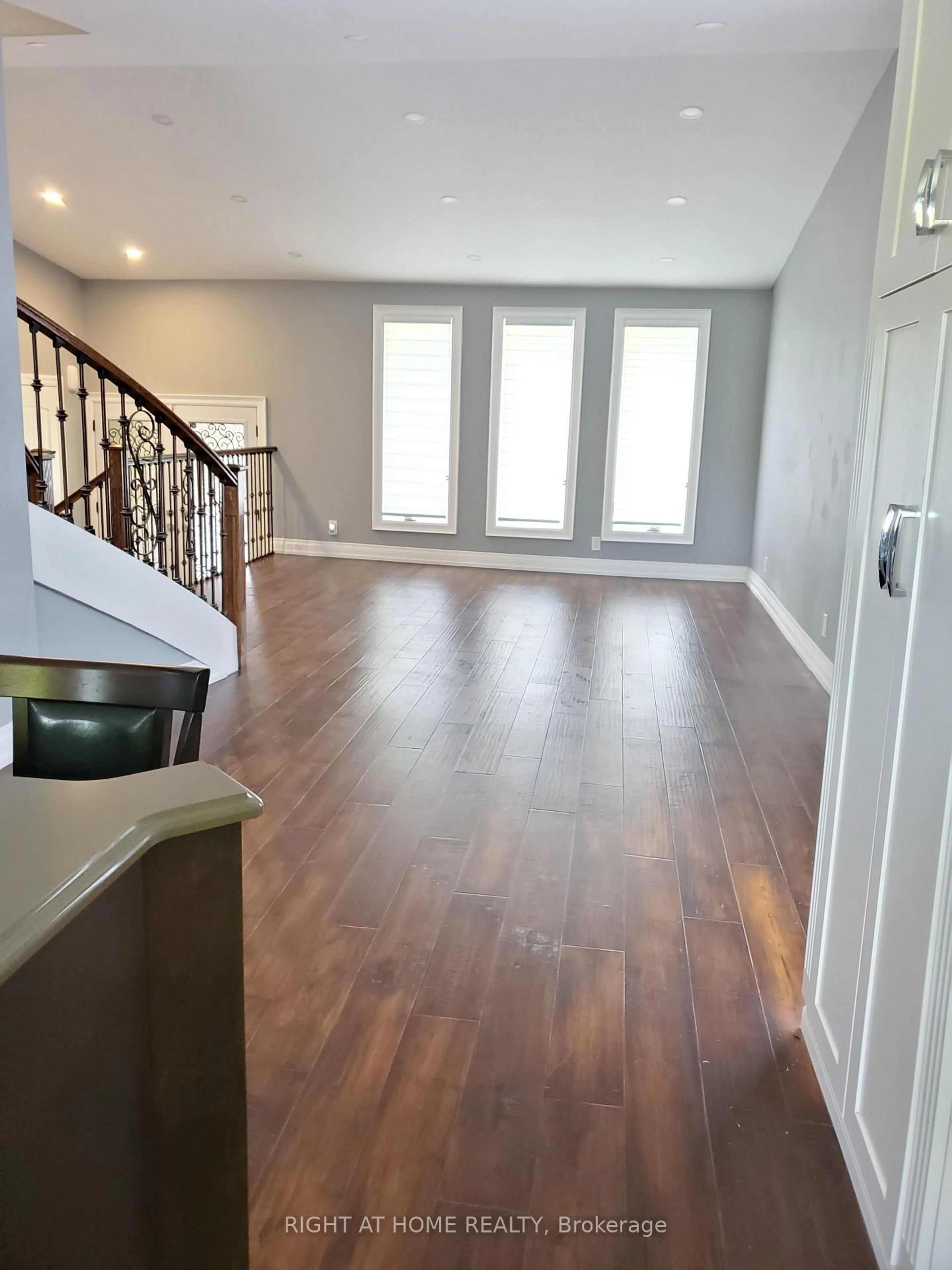 Indoor entryway for 6015 Church's Lane, Niagara Falls Ontario L2J 1Y9