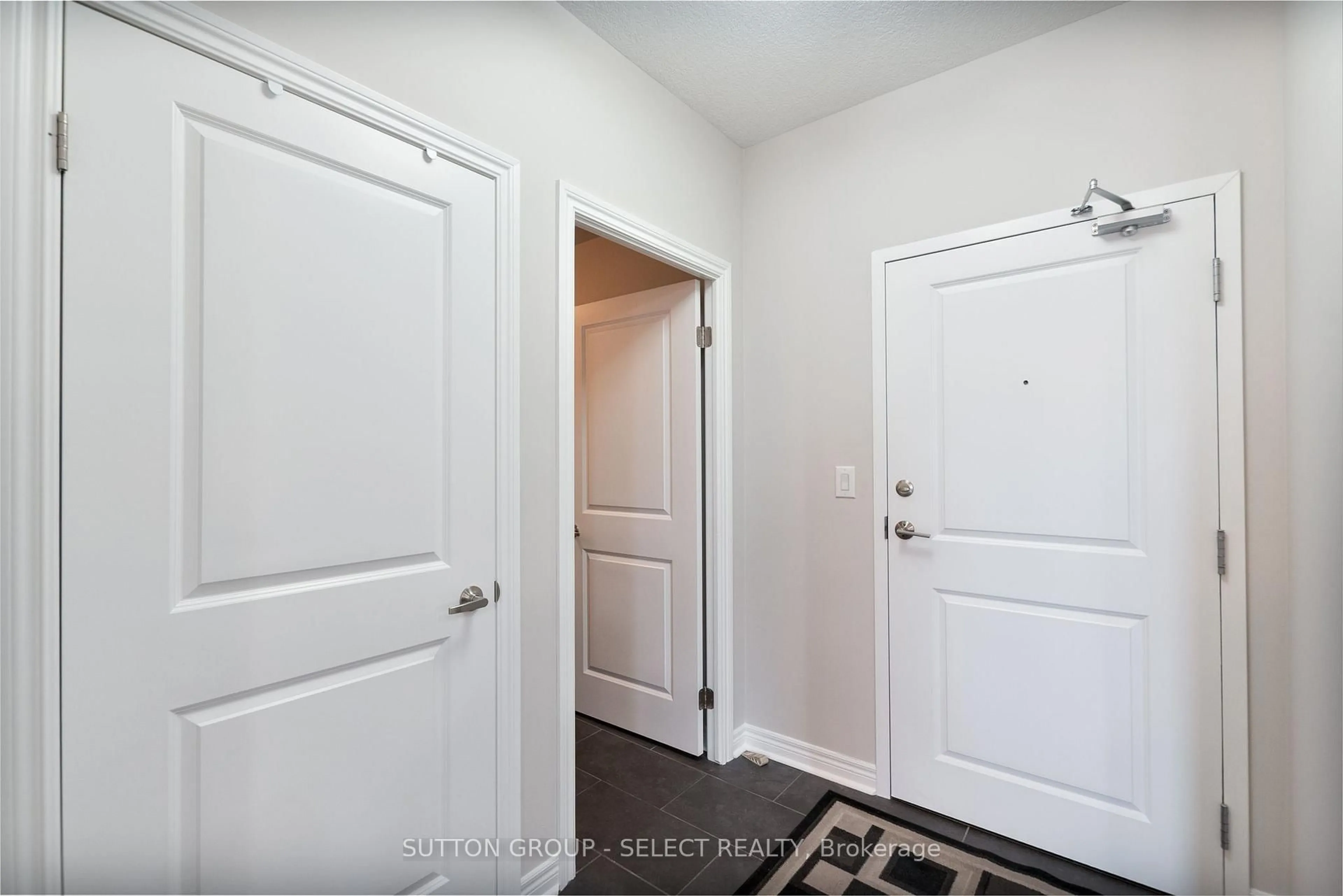 Indoor entryway for 330 RIDOUT St #806, London East Ontario N6A 0A7
