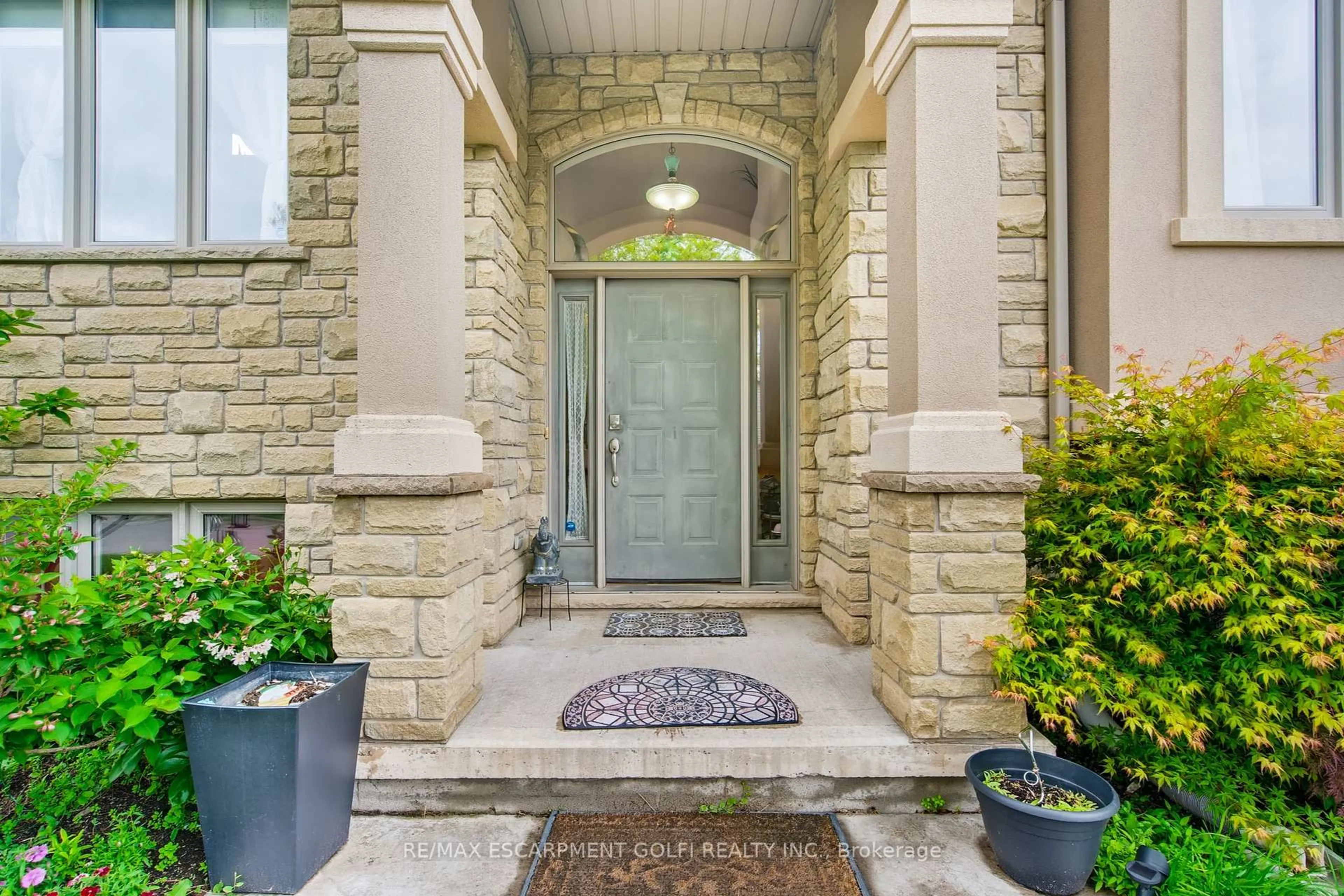 Indoor entryway for 5265 White Dove Pkwy, Niagara Falls Ontario L2H 3M5