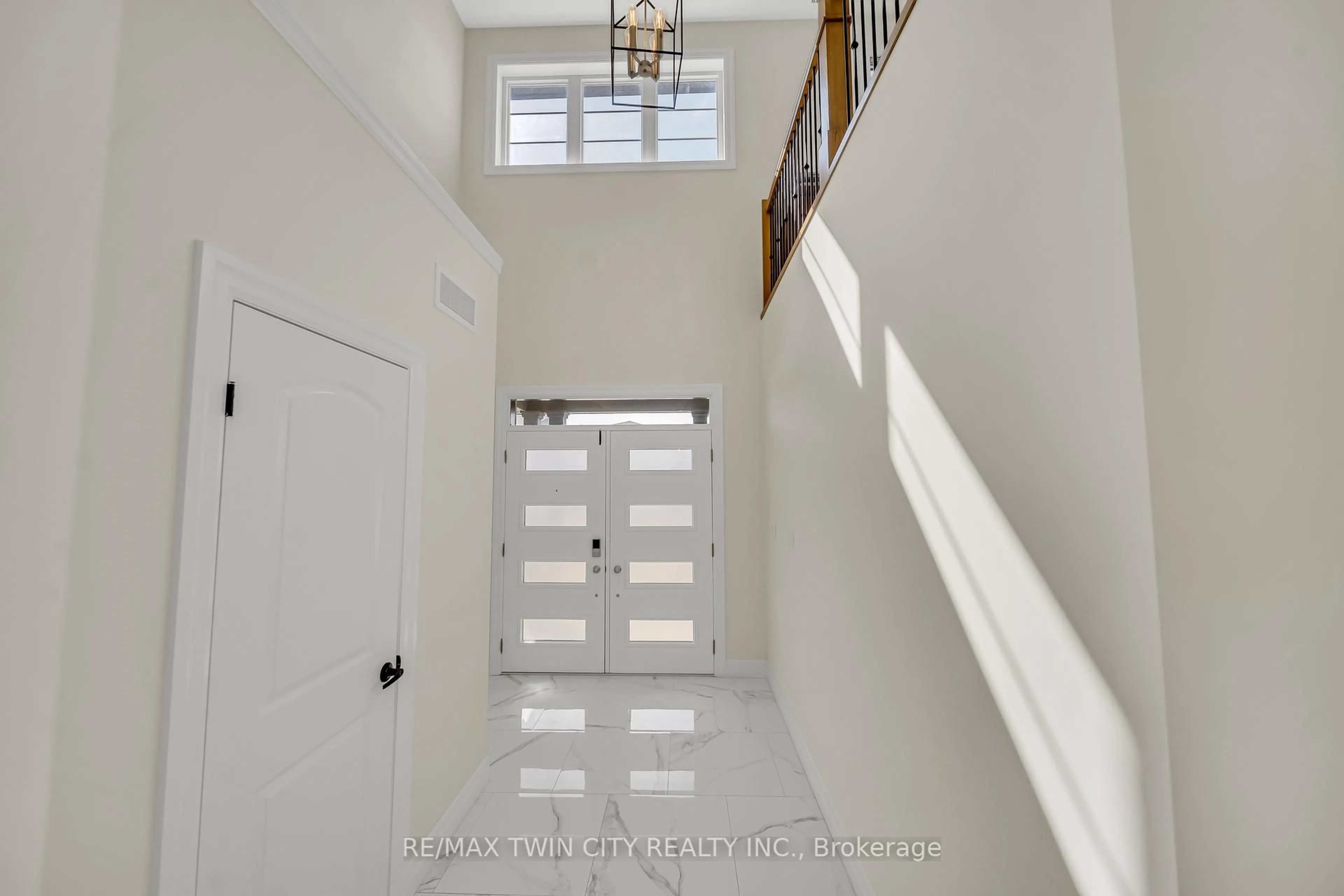 Indoor foyer for 184 Otterbein Rd, Kitchener Ontario N2B 0A8