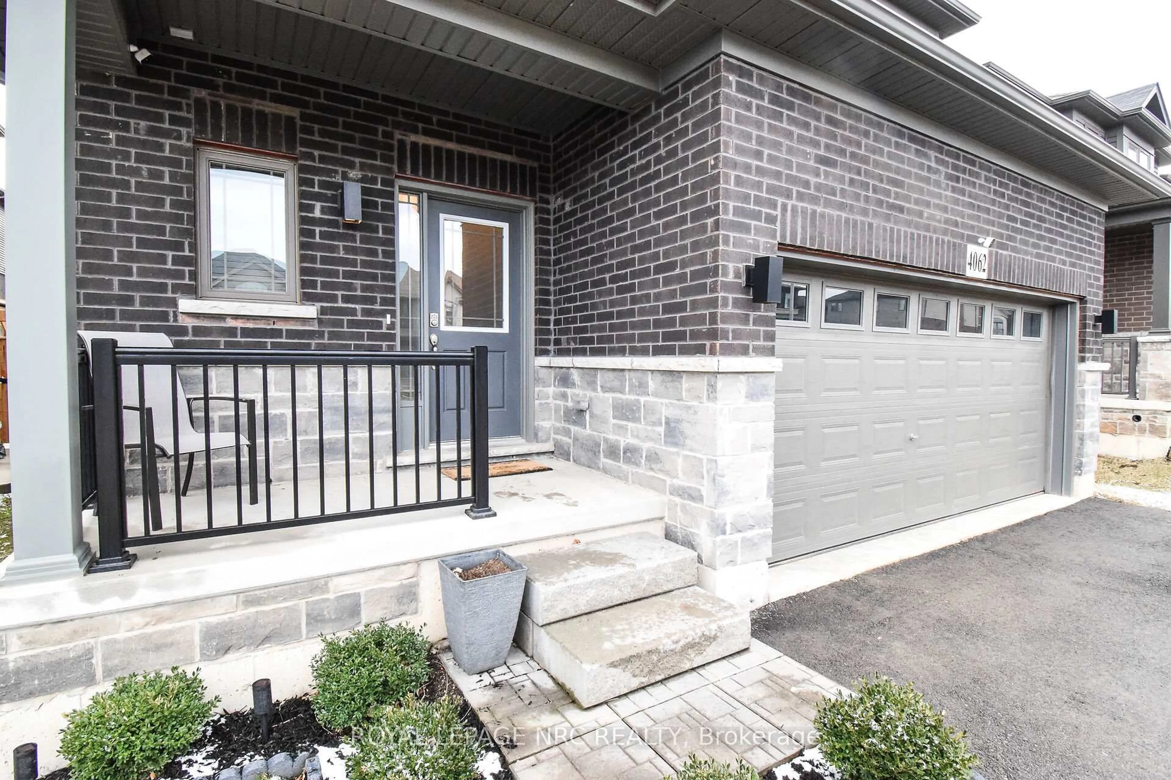Home with brick exterior material, street for 4062 Thomas St, Lincoln Ontario L3J 0S5