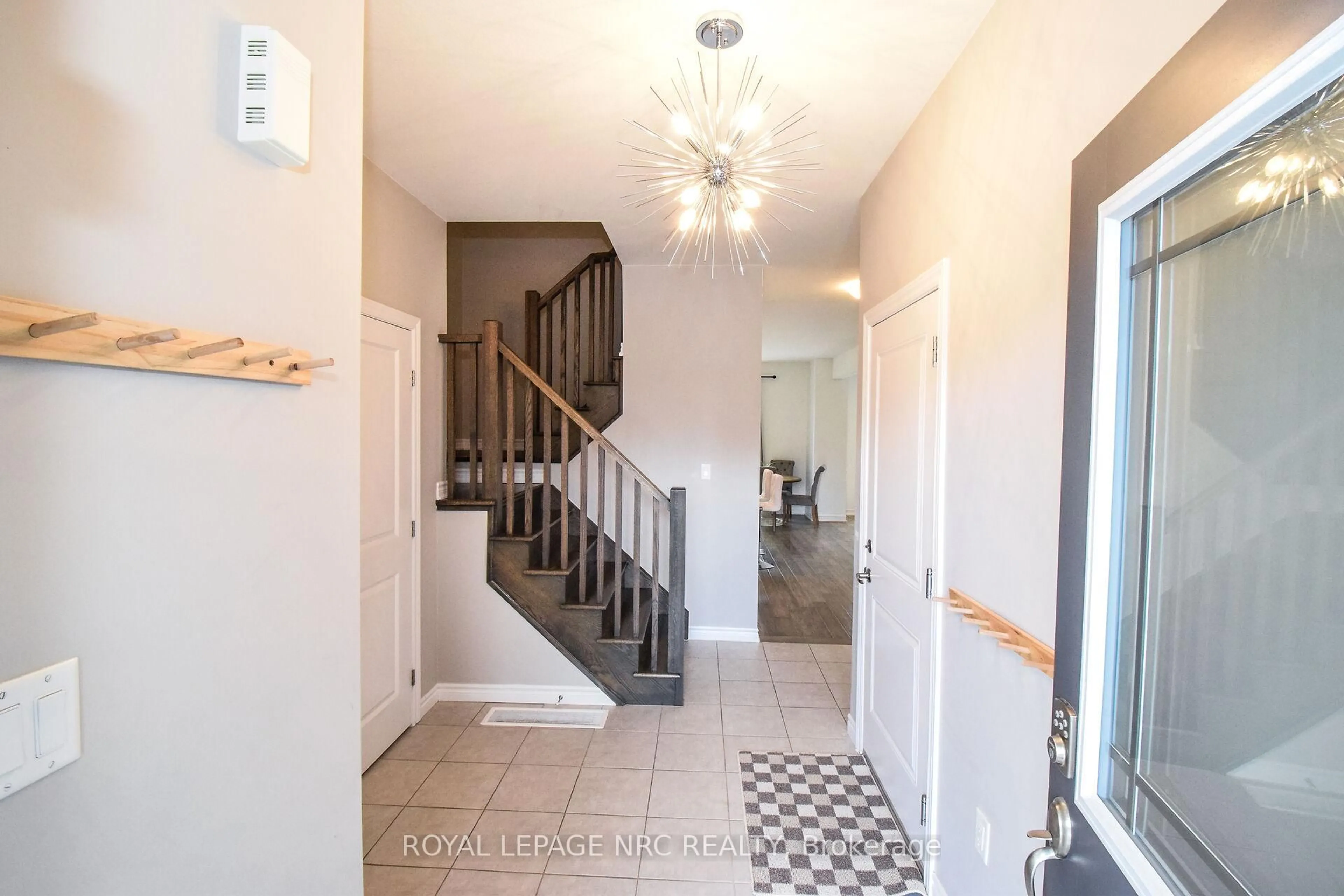 Indoor entryway for 4062 Thomas St, Lincoln Ontario L3J 0S5