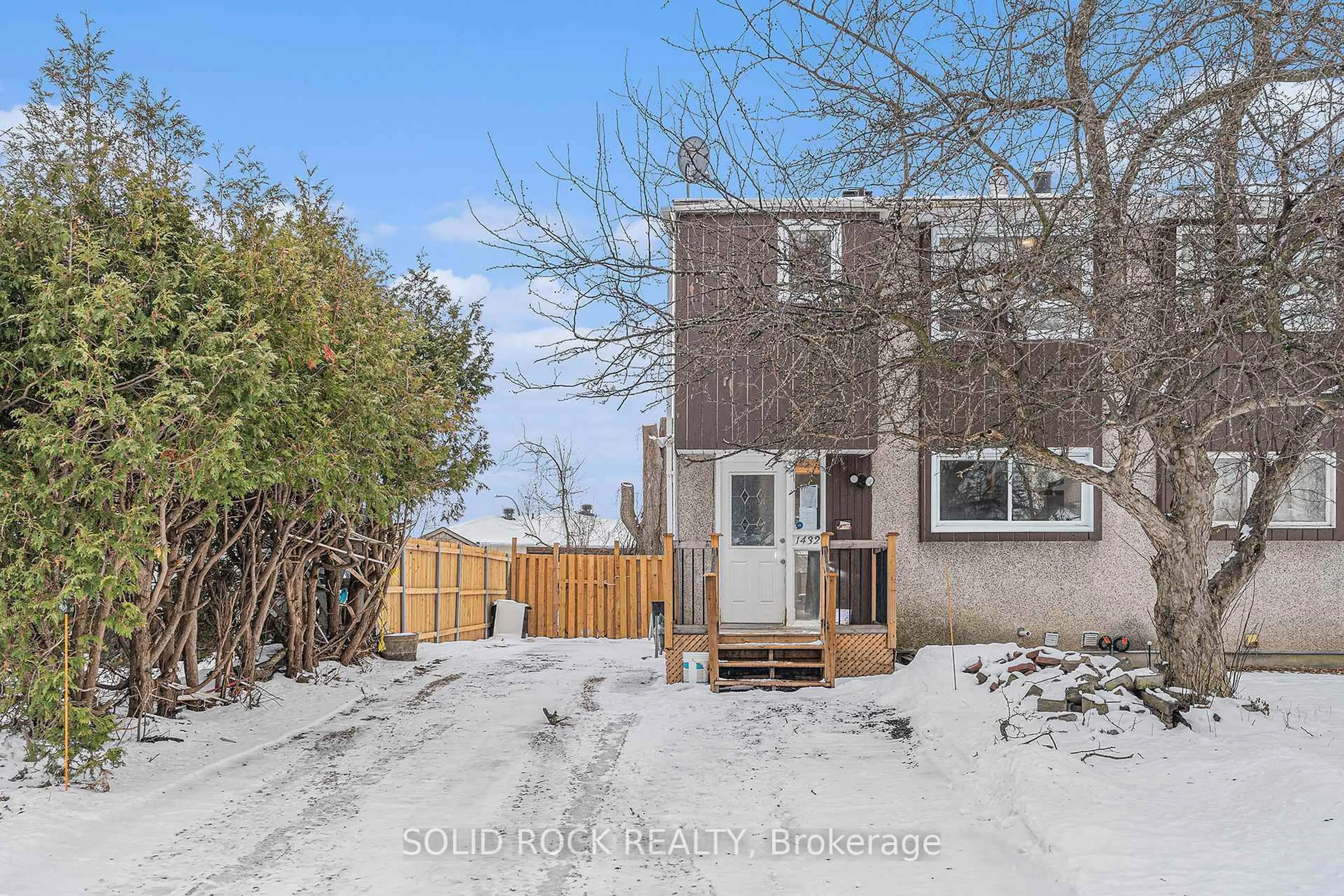 A pic from outside/outdoor area/front of a property/back of a property/a pic from drone, street for 1432 Leigh Cres, Gloucester Ontario K1J 8E4