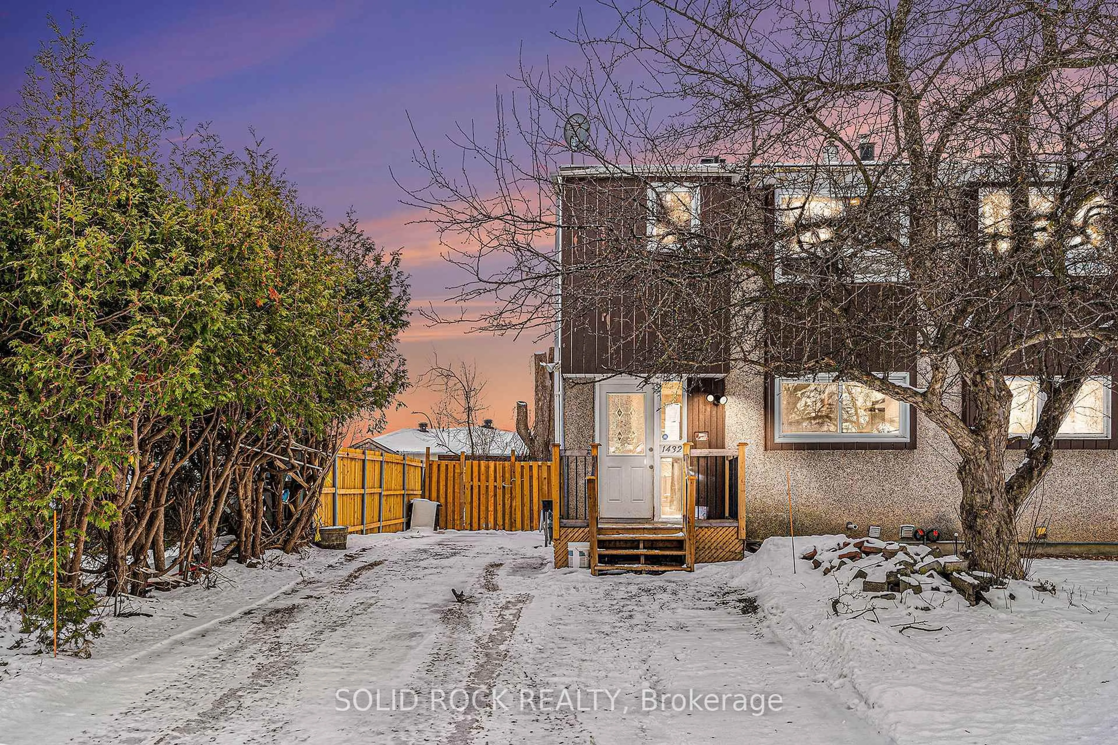 A pic from outside/outdoor area/front of a property/back of a property/a pic from drone, street for 1432 Leigh Cres, Gloucester Ontario K1J 8E4