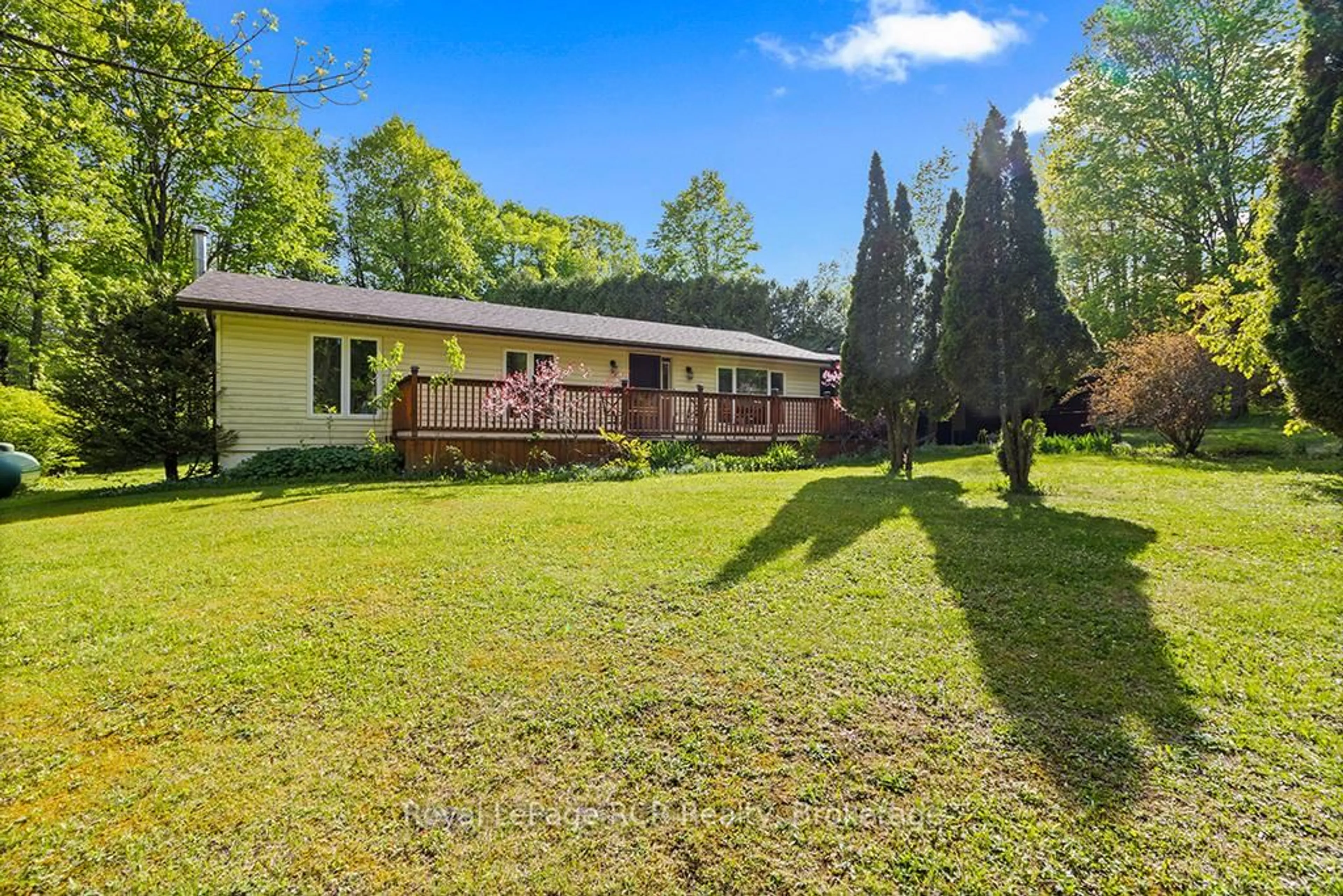 A pic from outside/outdoor area/front of a property/back of a property/a pic from drone, unknown for 236 Raglan St, Grey Highlands Ontario N0C 1E0