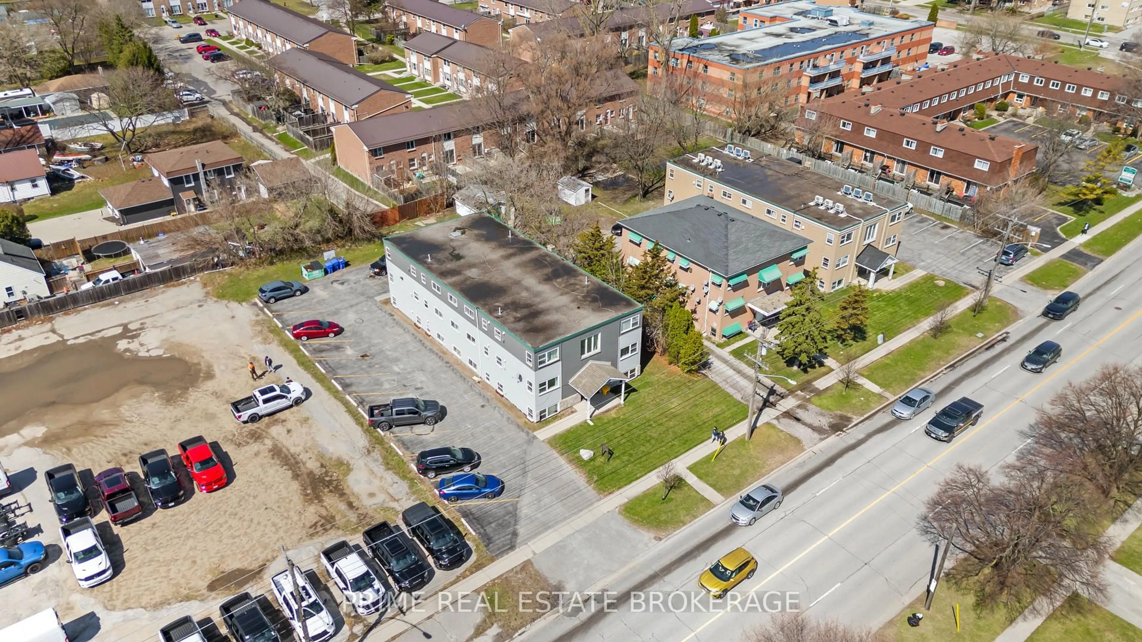 A pic from outside/outdoor area/front of a property/back of a property/a pic from drone, building for 289 Indian Rd, Sarnia Ontario N7T 3W6