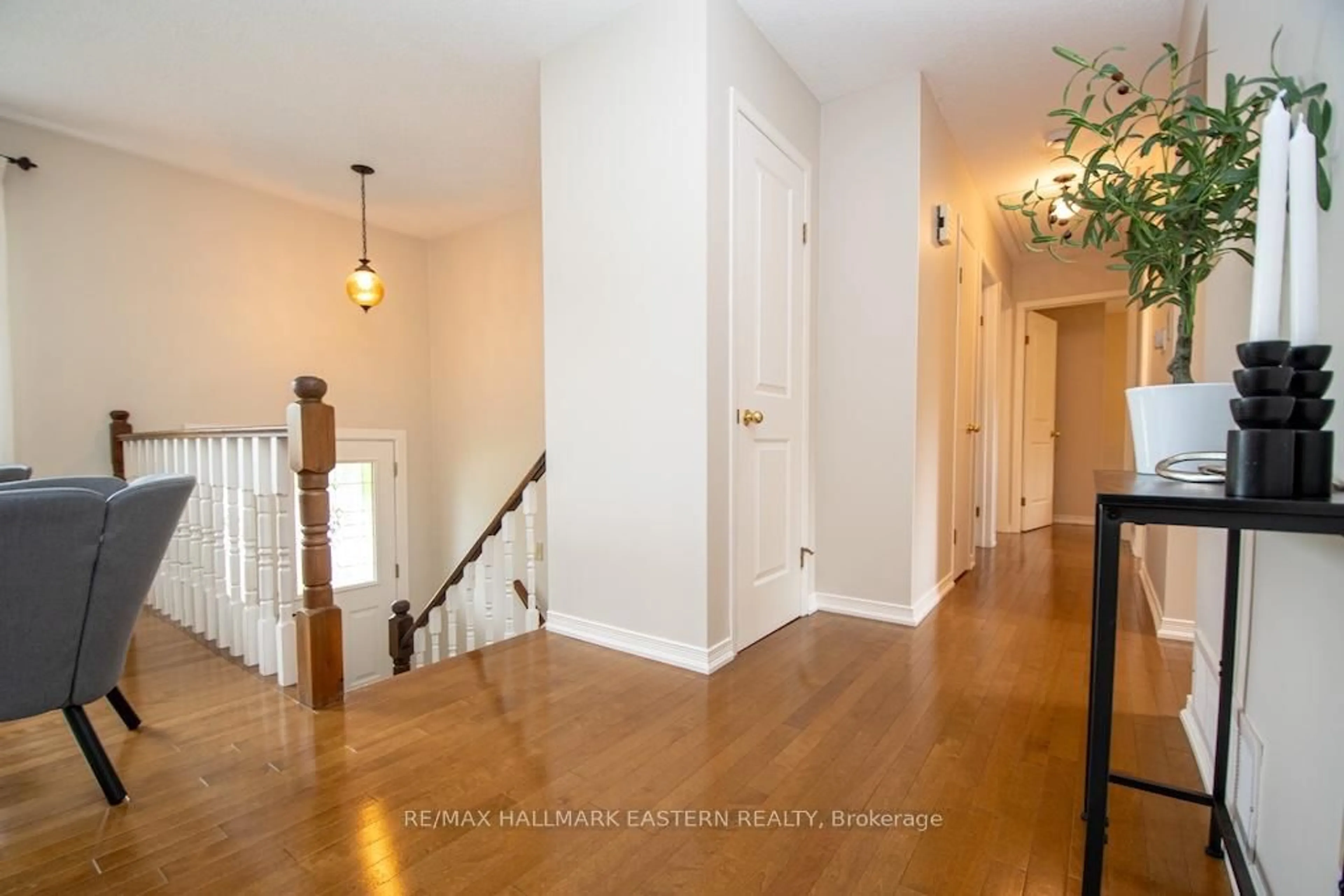Indoor entryway for 33 Rolliston St, Smith-Ennismore-Lakefield Ontario K0L 2H0