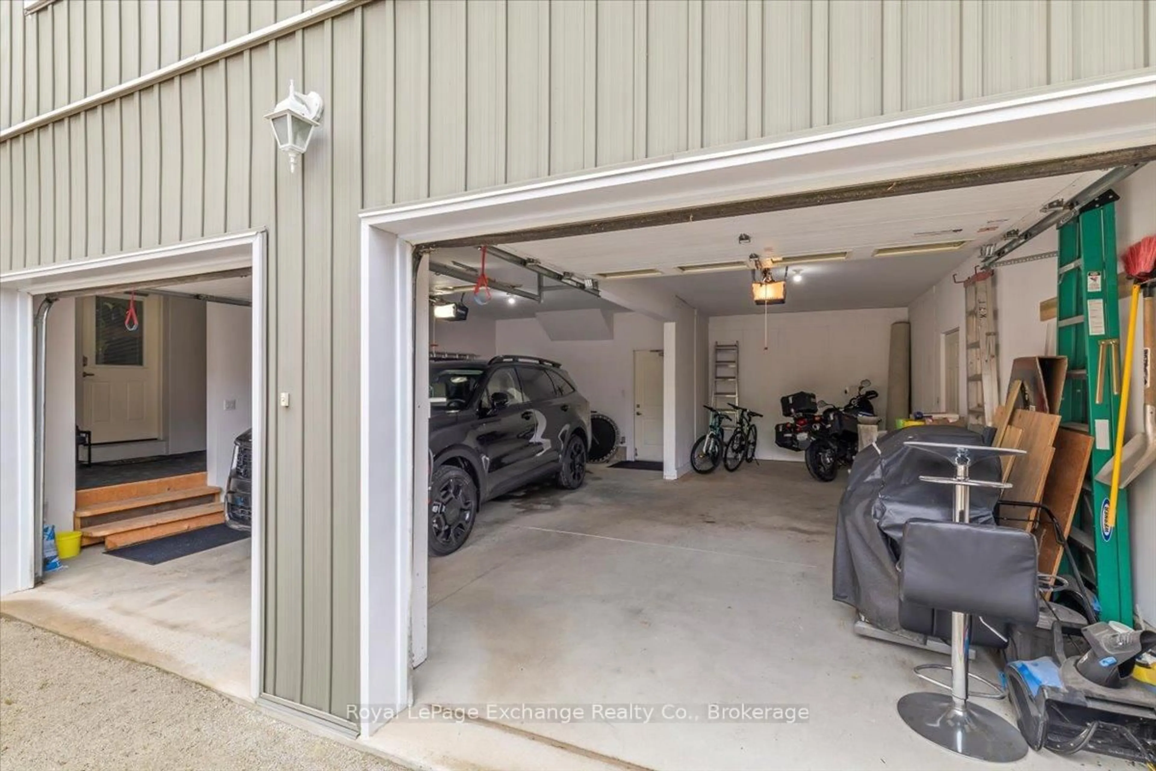 Indoor garage for 144 Yonge St, Arran-Elderslie Ontario N0H 2N0