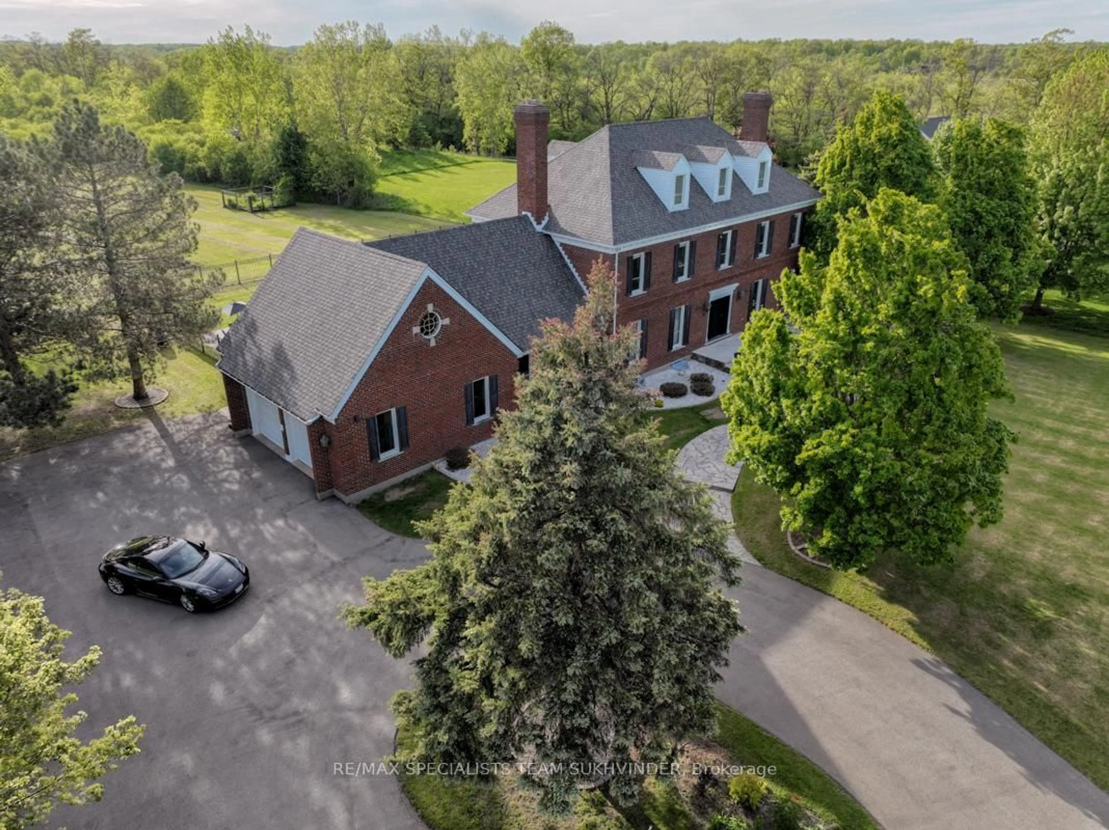A pic from outside/outdoor area/front of a property/back of a property/a pic from drone, street for 891 Rosehill Rd, Fort Erie Ontario L2A 5M4
