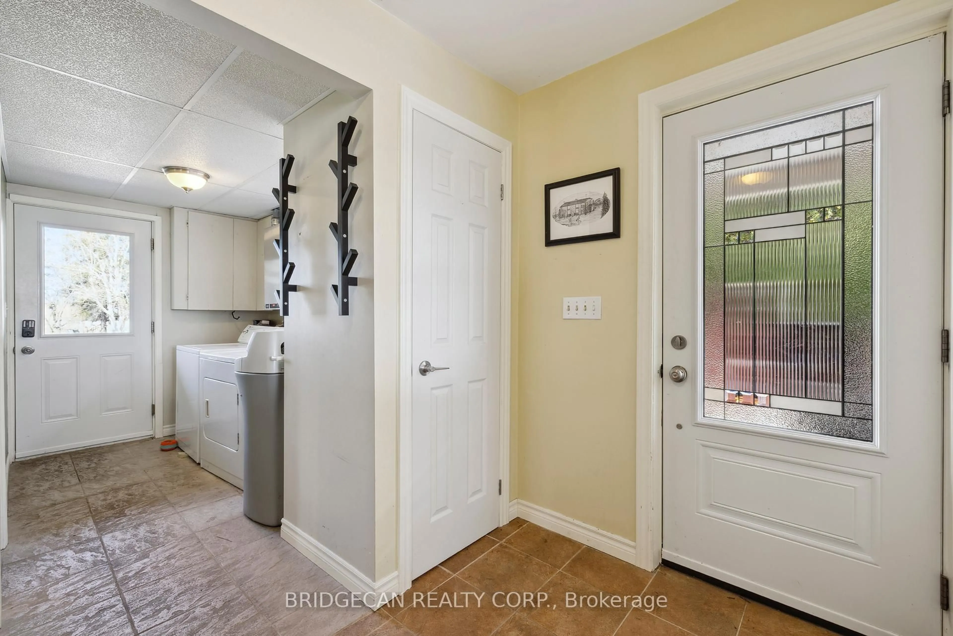 Indoor entryway for 827 6th Concession Rd, Hamilton Ontario L8B 1N3