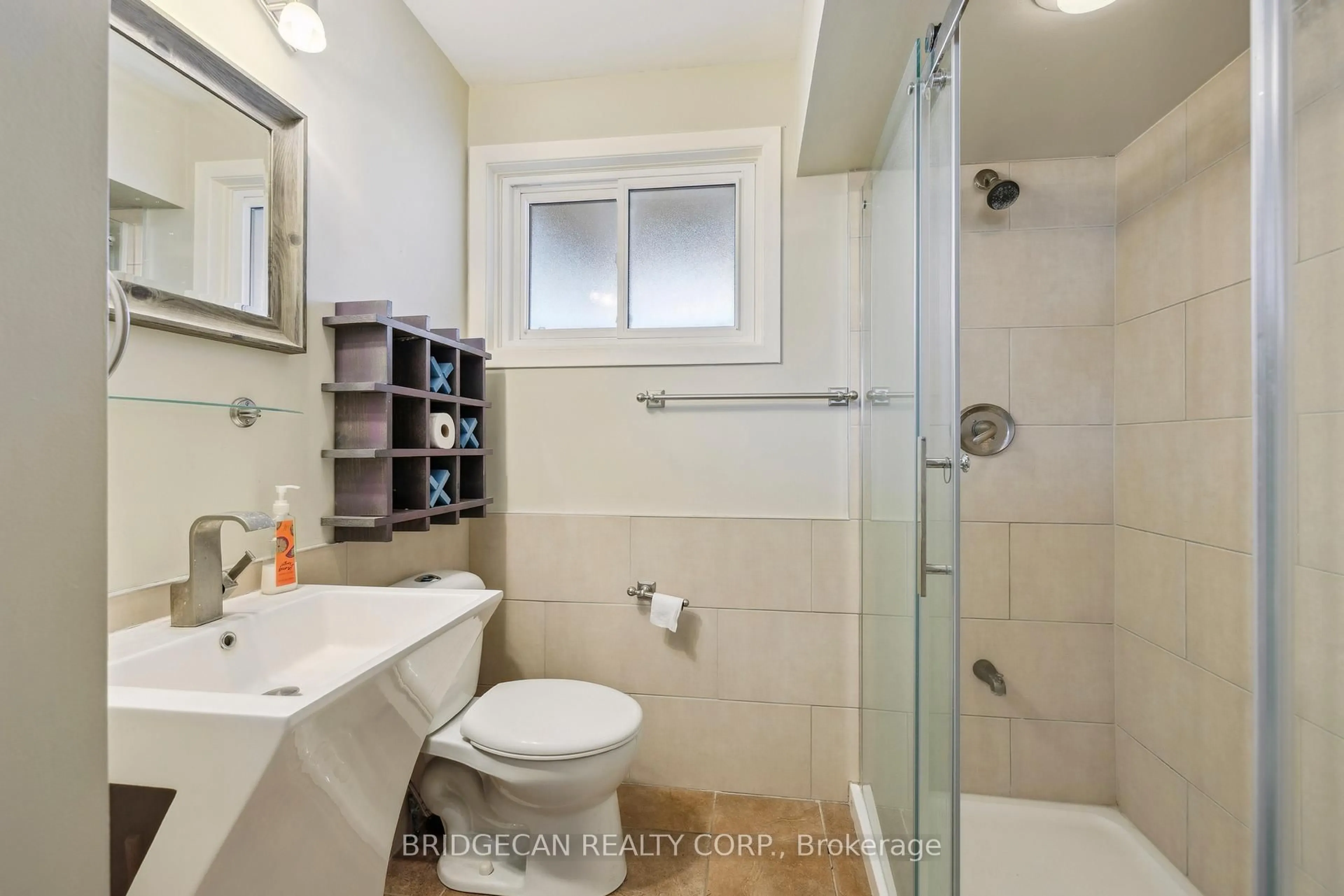 Standard bathroom, ceramic/tile floor for 827 6th Concession Rd, Hamilton Ontario L8B 1N3