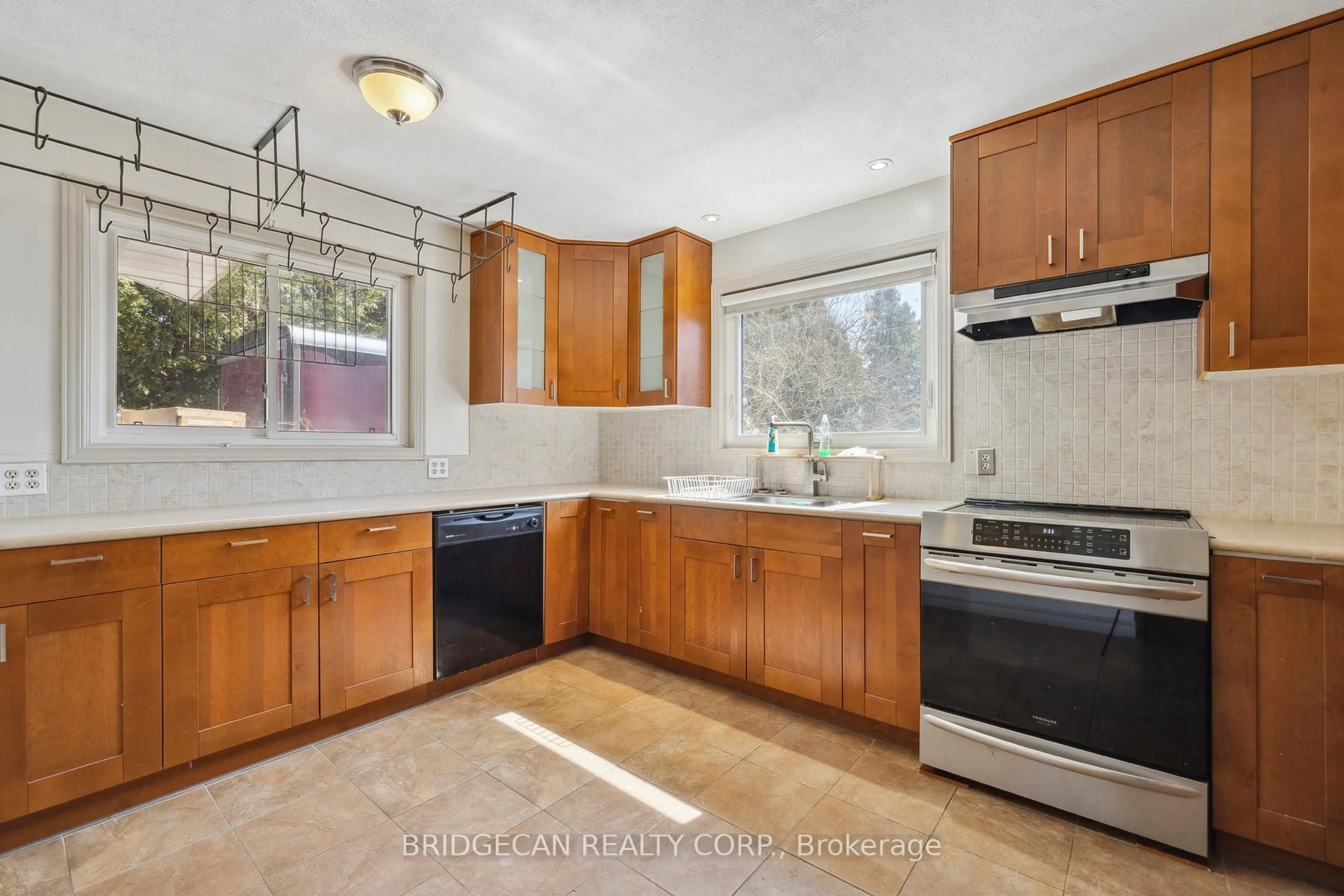 Standard kitchen, ceramic/tile floor for 827 6th Concession Rd, Hamilton Ontario L8B 1N3