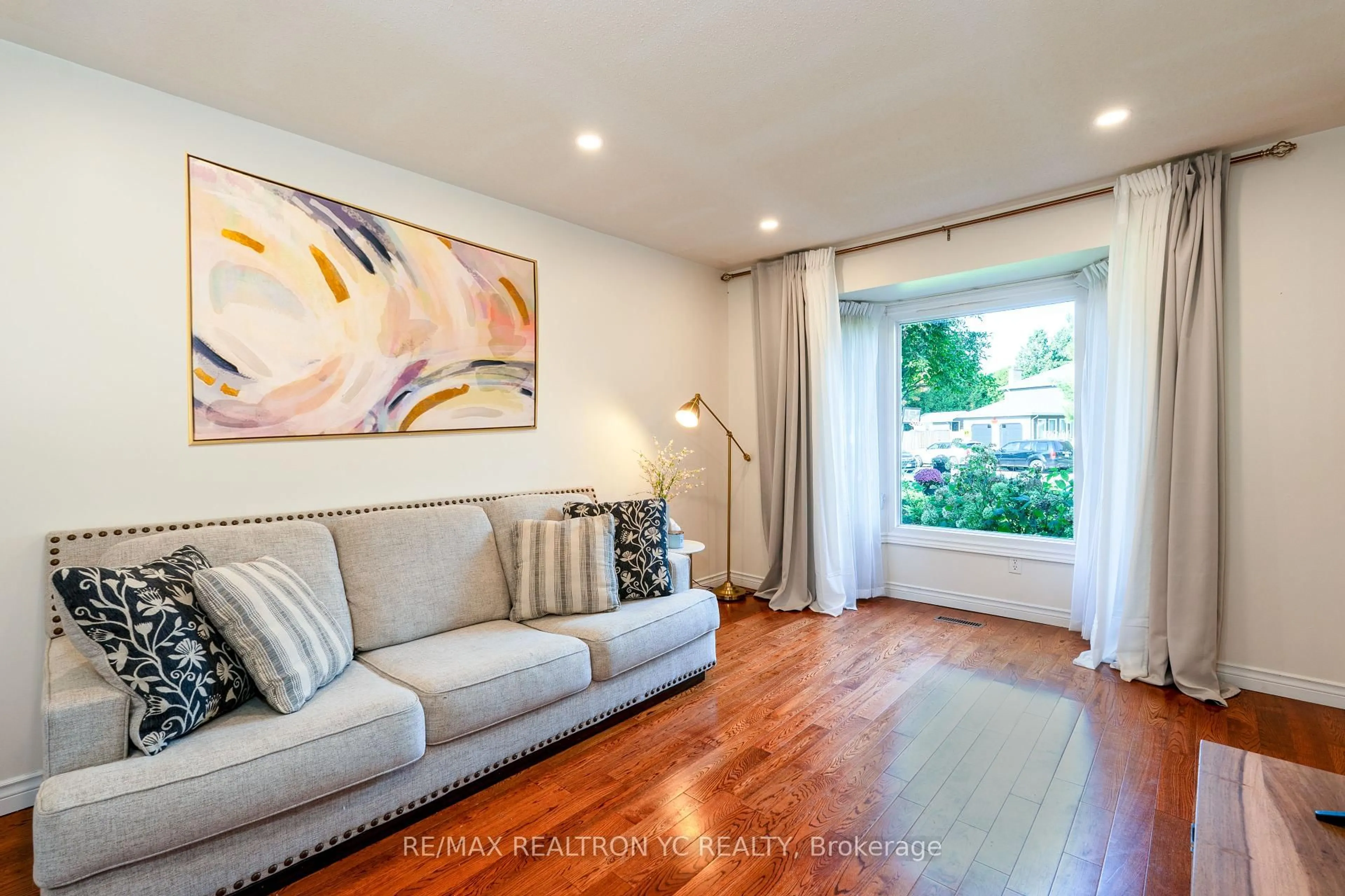 Living room with furniture, wood/laminate floor for 71 Chalfont Rd, London North Ontario N6H 4Y5