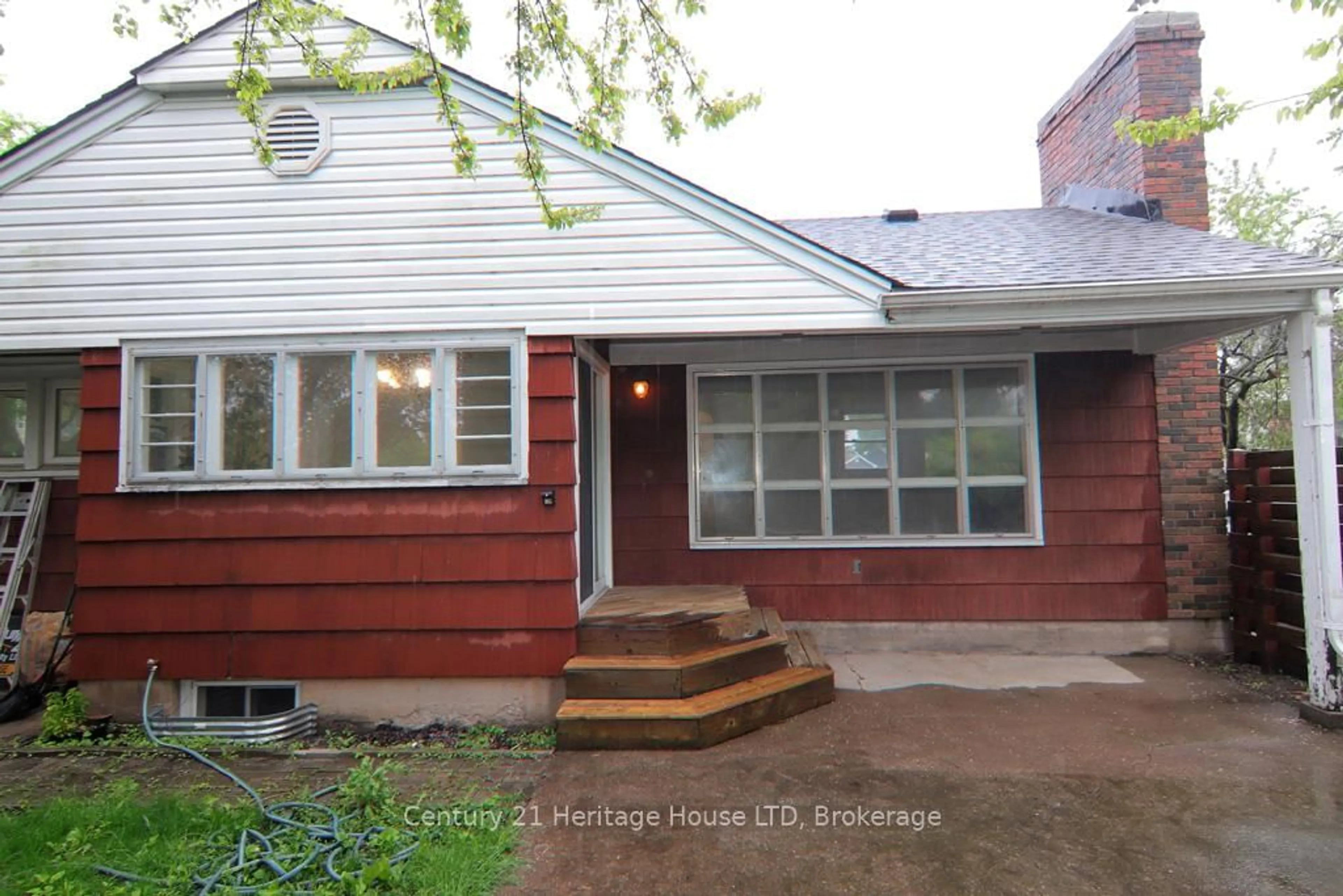 Home with brick exterior material, street for 538 CARLTON St, St. Catharines Ontario L2M 4X7