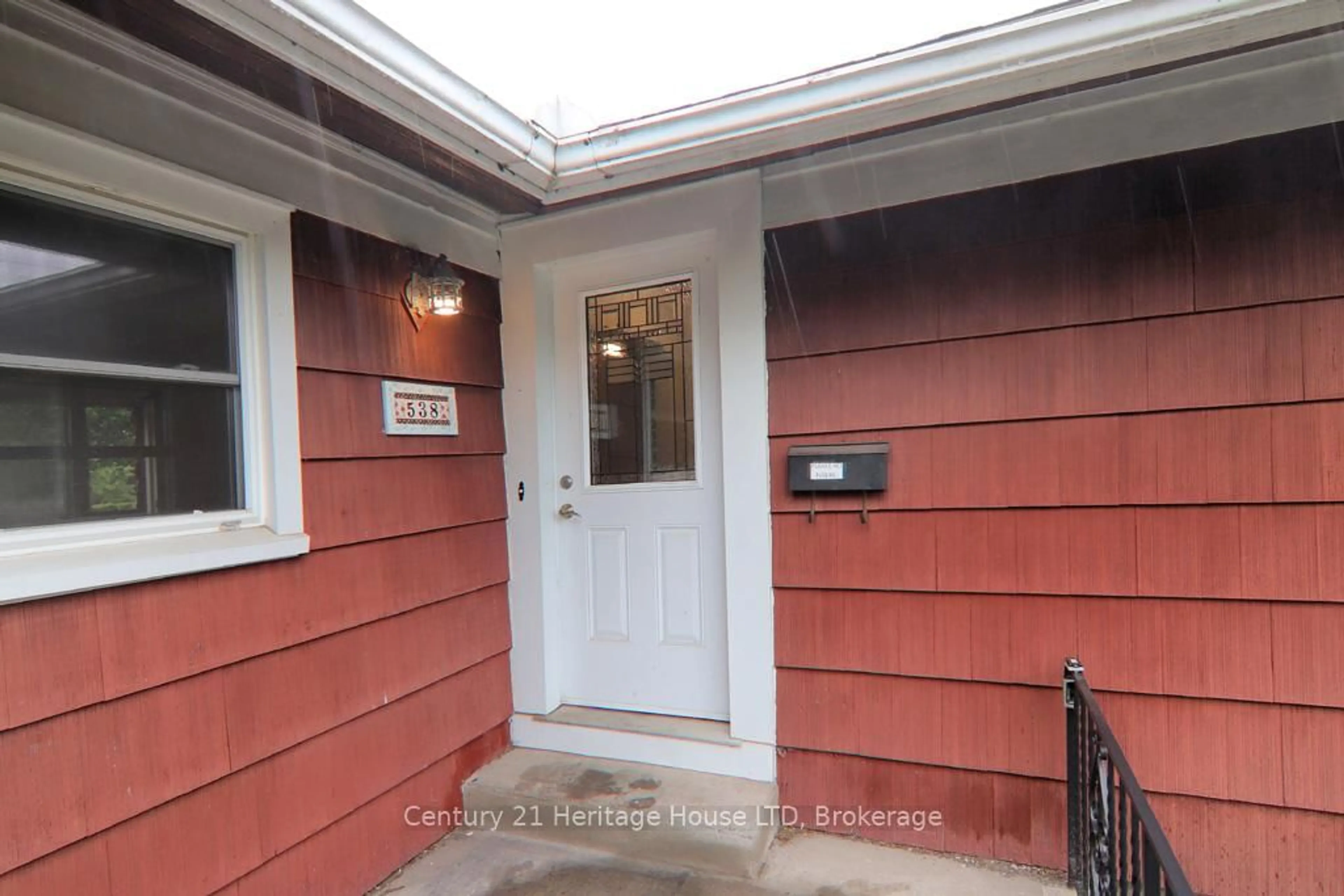Indoor entryway for 538 CARLTON St, St. Catharines Ontario L2M 4X7