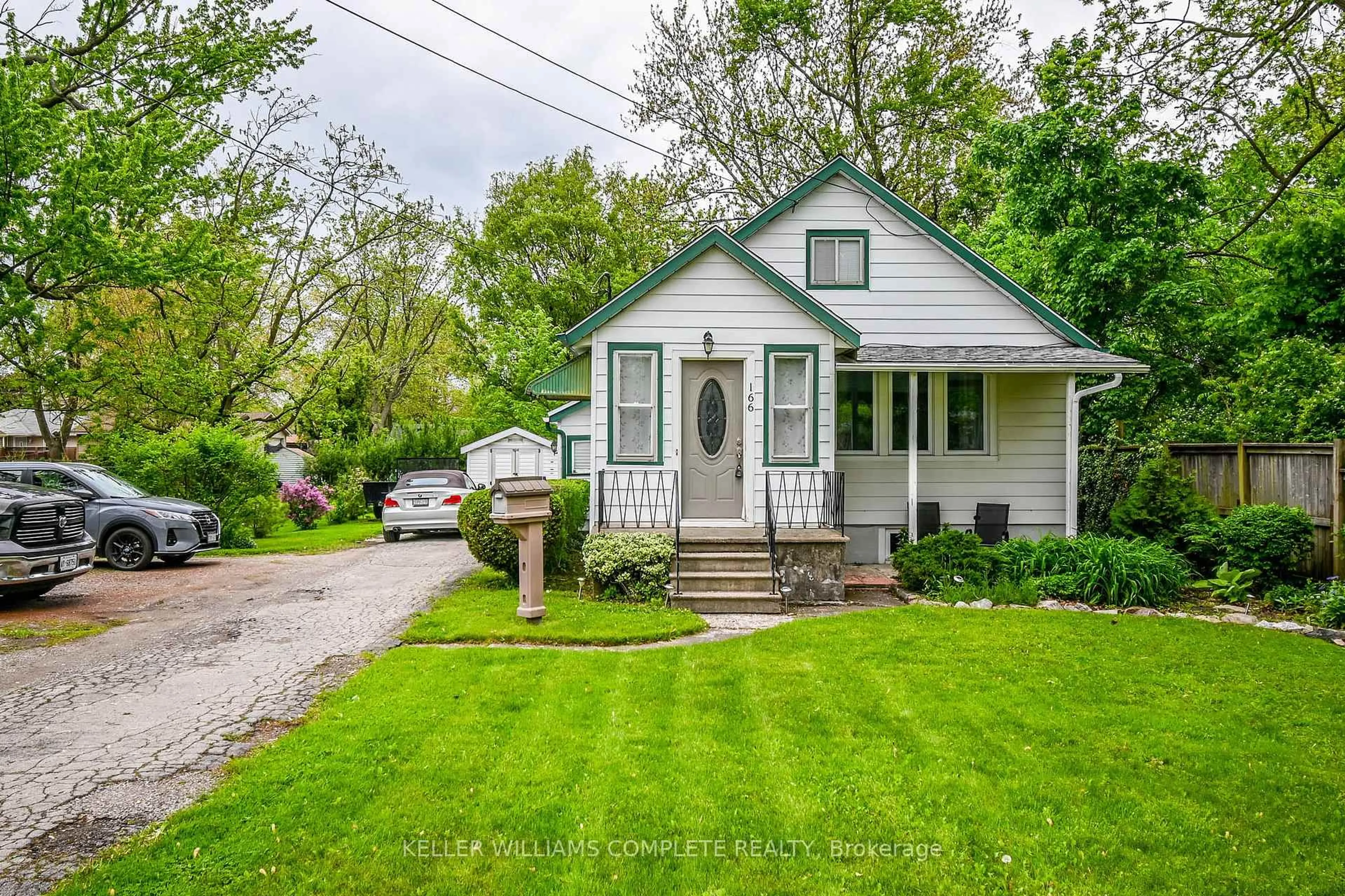 A pic from outside/outdoor area/front of a property/back of a property/a pic from drone, street for 166 Thorold Rd, Welland Ontario L3C 3V6