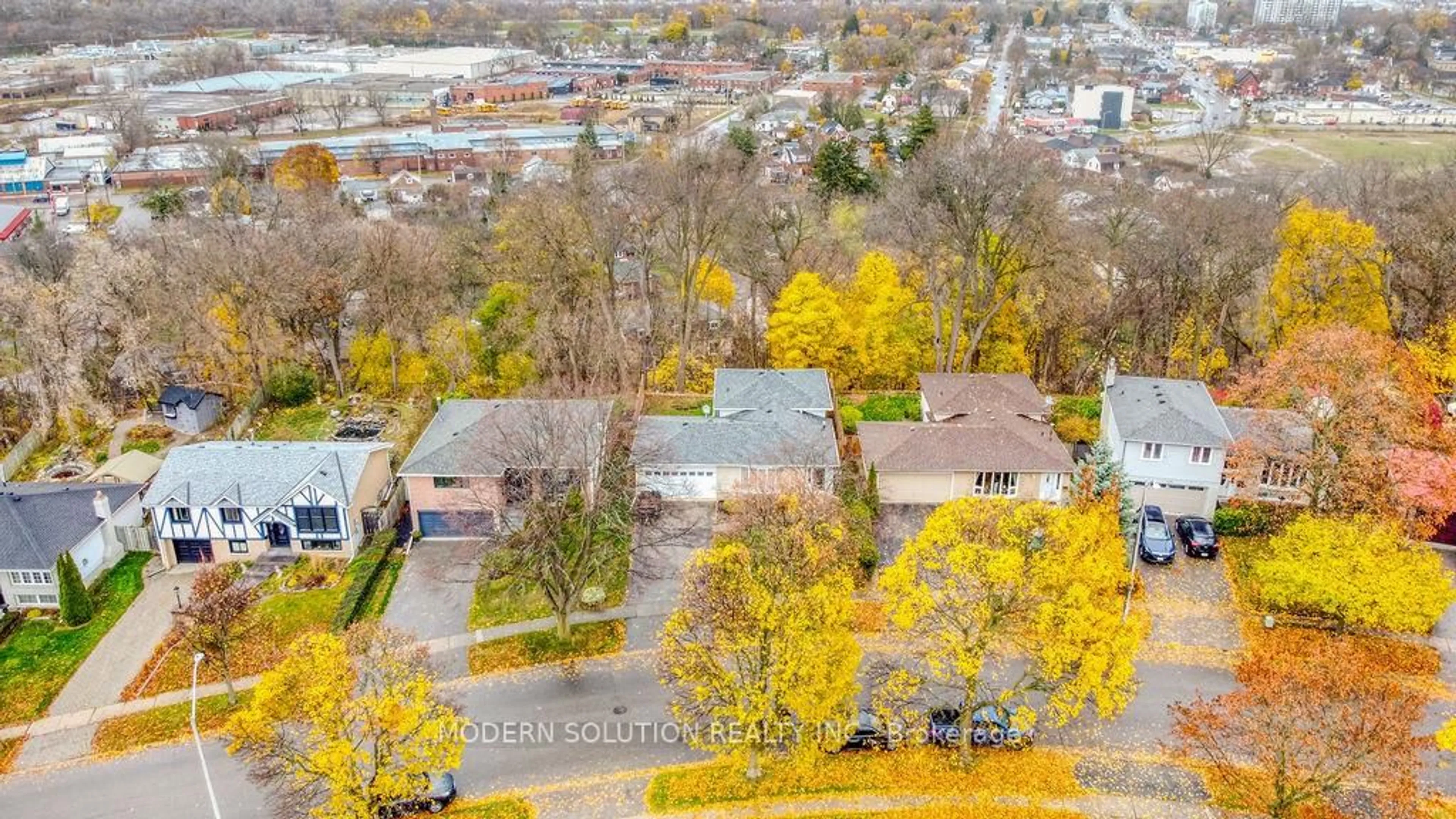 A pic from outside/outdoor area/front of a property/back of a property/a pic from drone, street for 36 Hillcrest Ave, Brantford Ontario N3T 5X8