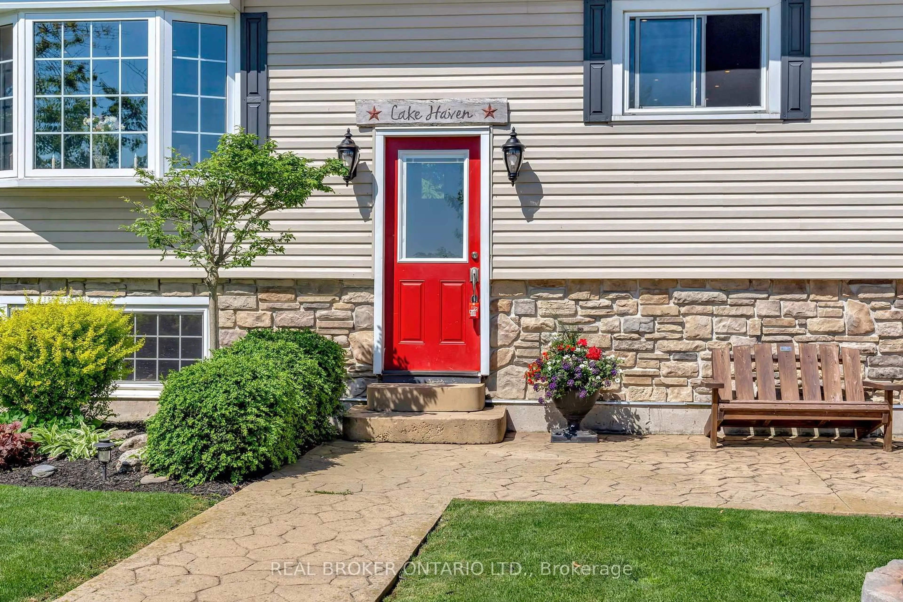 Indoor entryway for 1697 Lakeshore Rd, Haldimand Ontario N0A 1P0