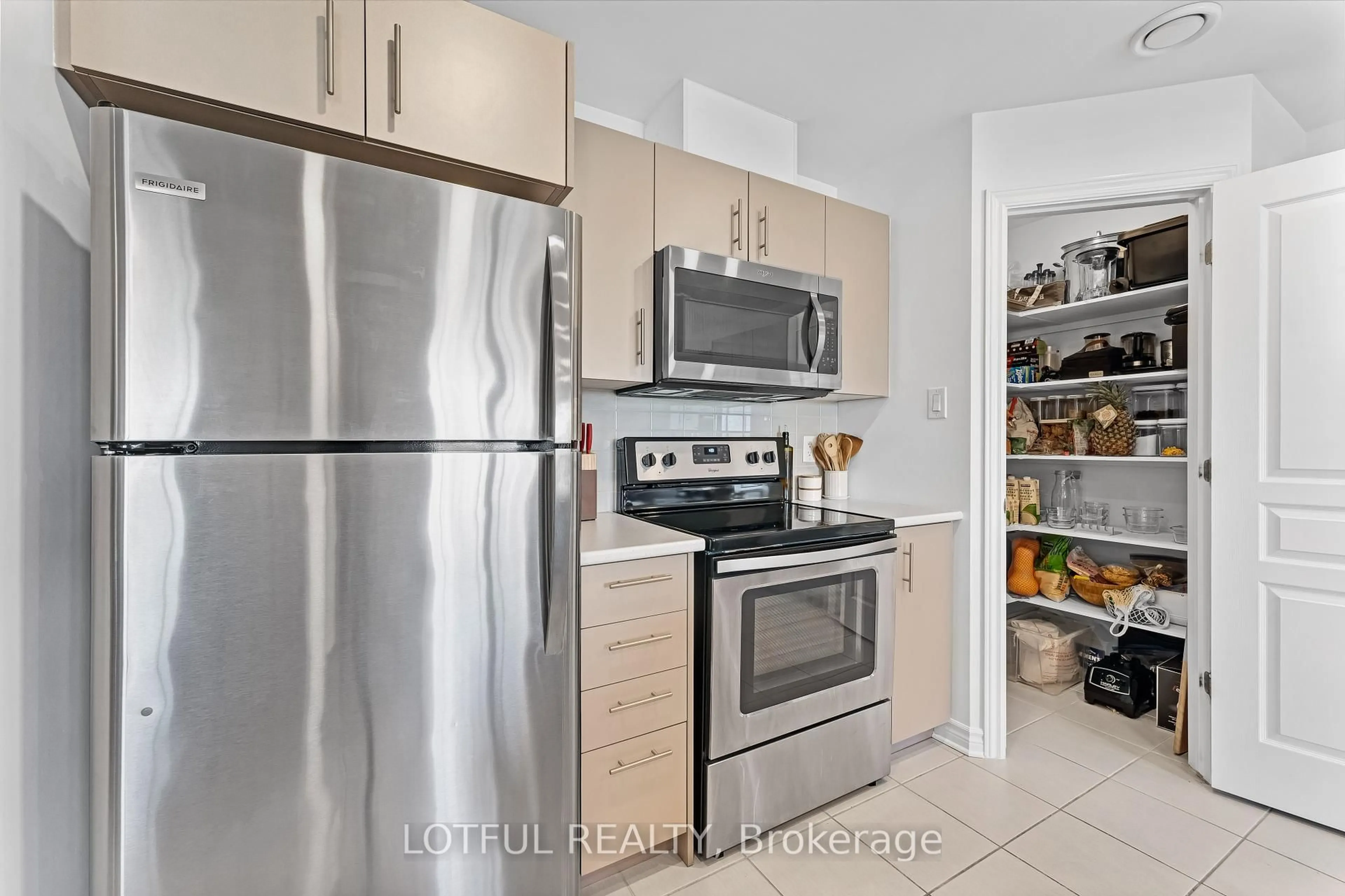 Standard kitchen, ceramic/tile floor for 365 Tribeca Pvt Private #8, Ottawa Ontario K2J 6B4