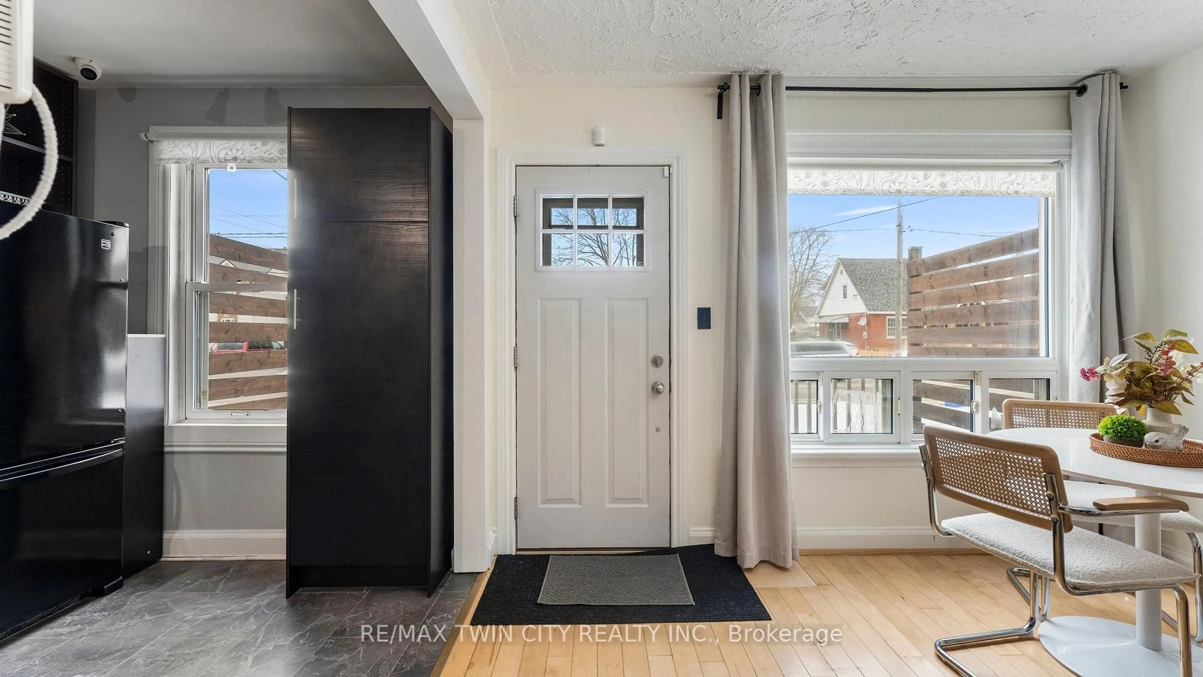 Indoor entryway for 69 Lyons Ave, Brantford Ontario N3R 4R2