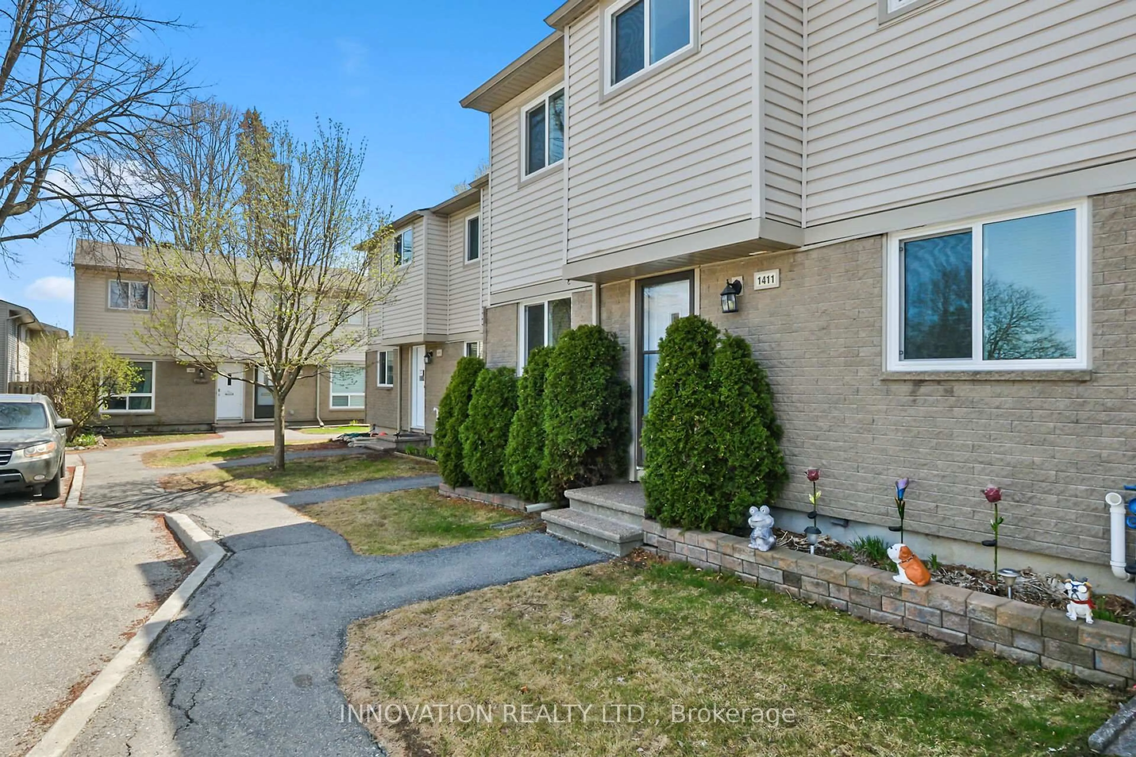 A pic from outside/outdoor area/front of a property/back of a property/a pic from drone, street for 1411 Perez Cres, Ottawa Ontario K1J 8V3