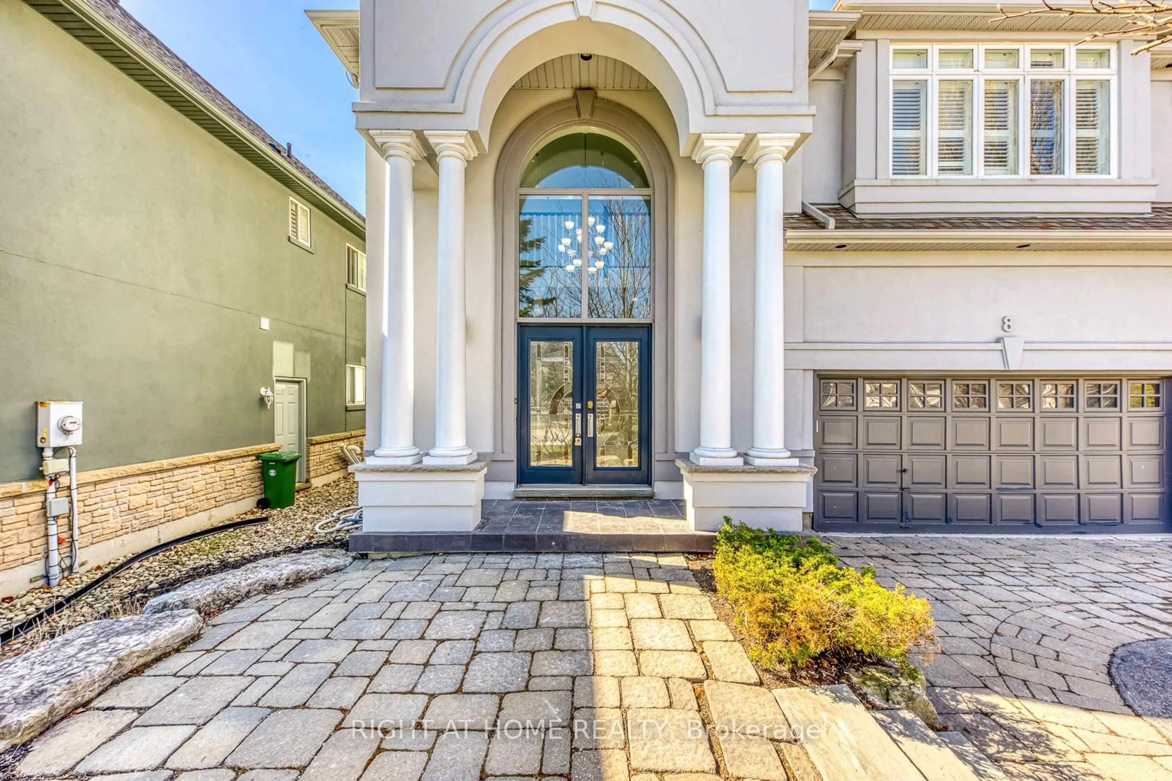 Indoor entryway for 8 Hackamore Crt, Hamilton Ontario L9K 1N7