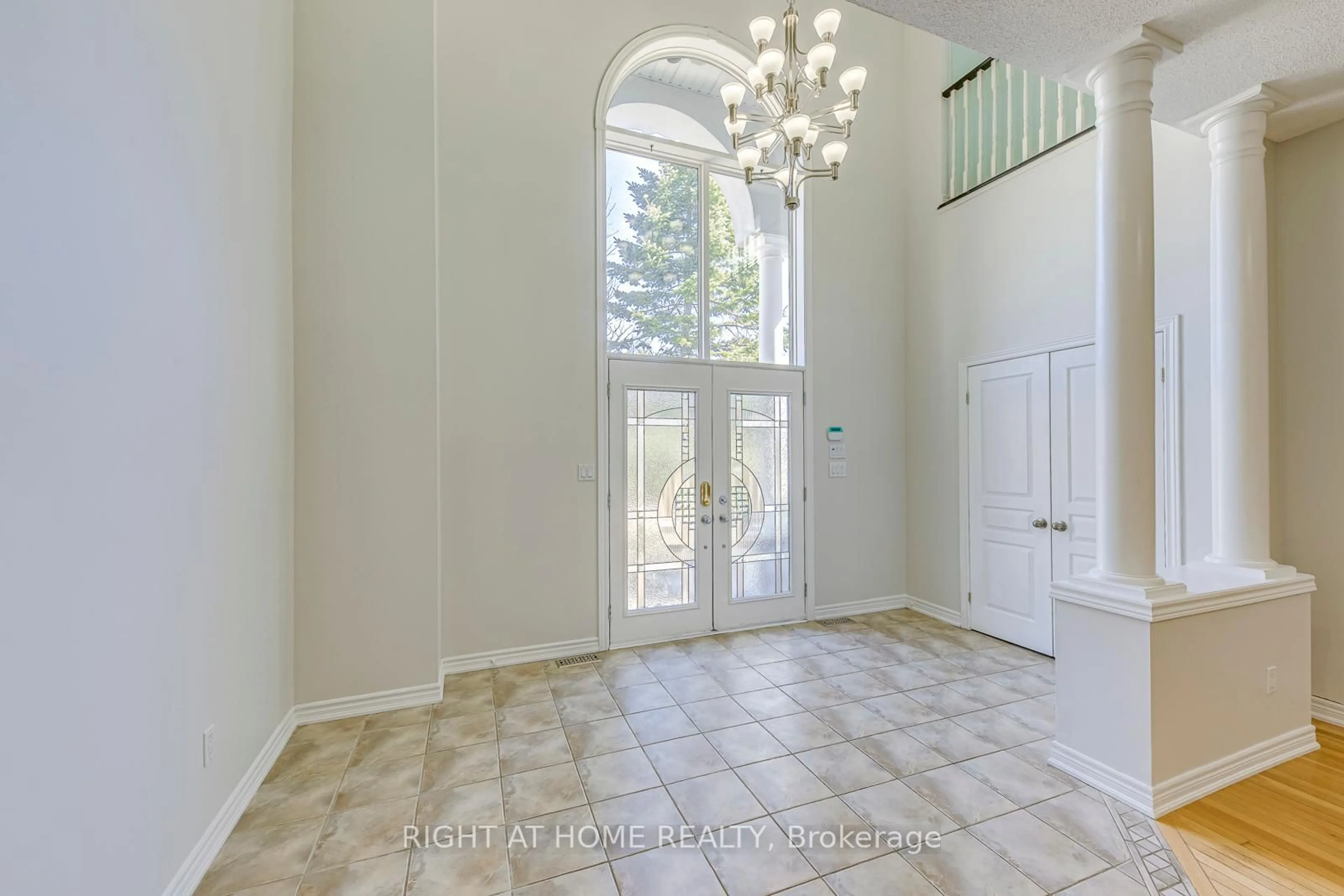 Indoor entryway for 8 Hackamore Crt, Hamilton Ontario L9K 1N7