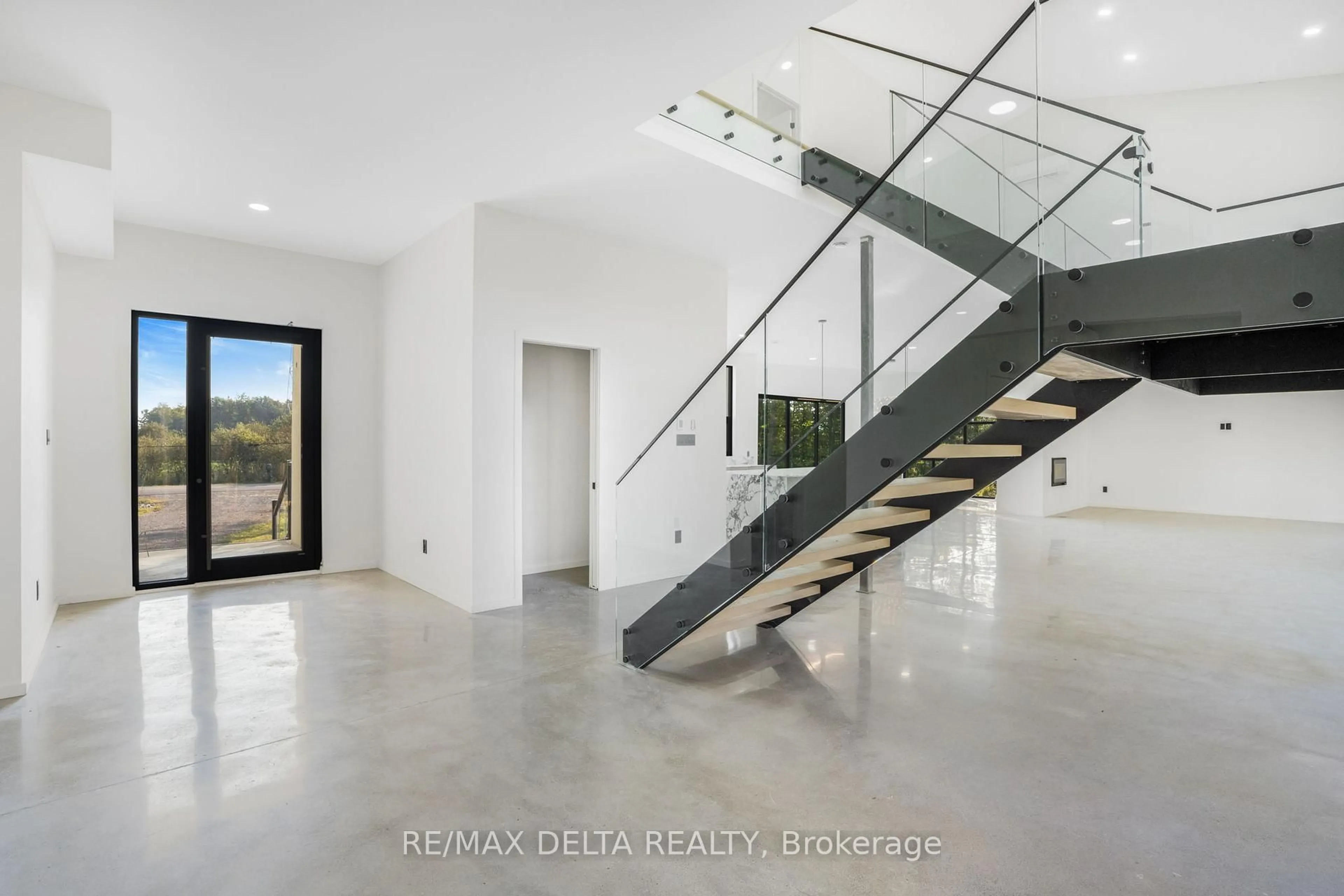 Indoor foyer for 3830 Schnupp Rd, Clarence-Rockland Ontario K0A 1E0