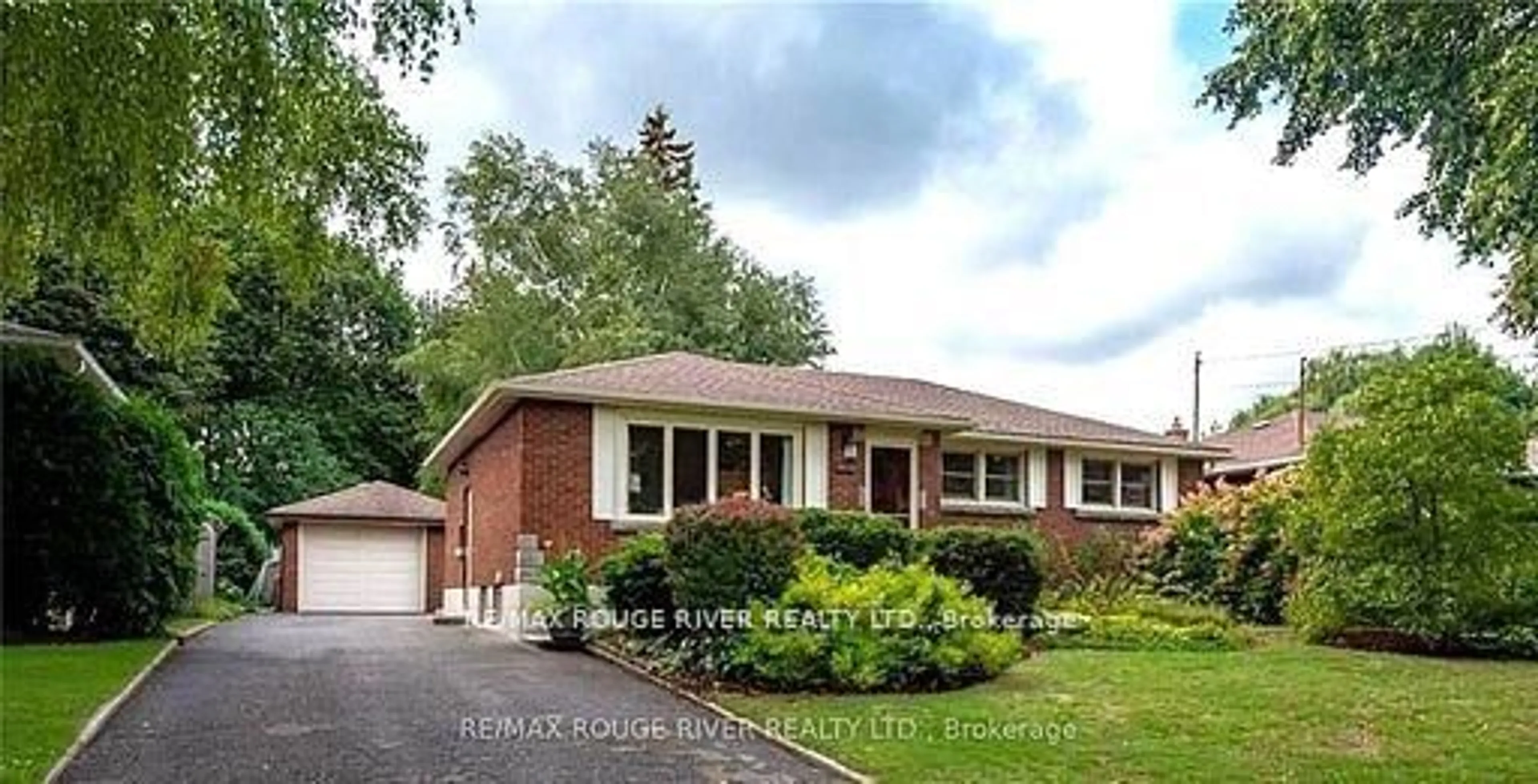Home with brick exterior material, street for 6478 Brock St, Niagara Falls Ontario L2J 1W3