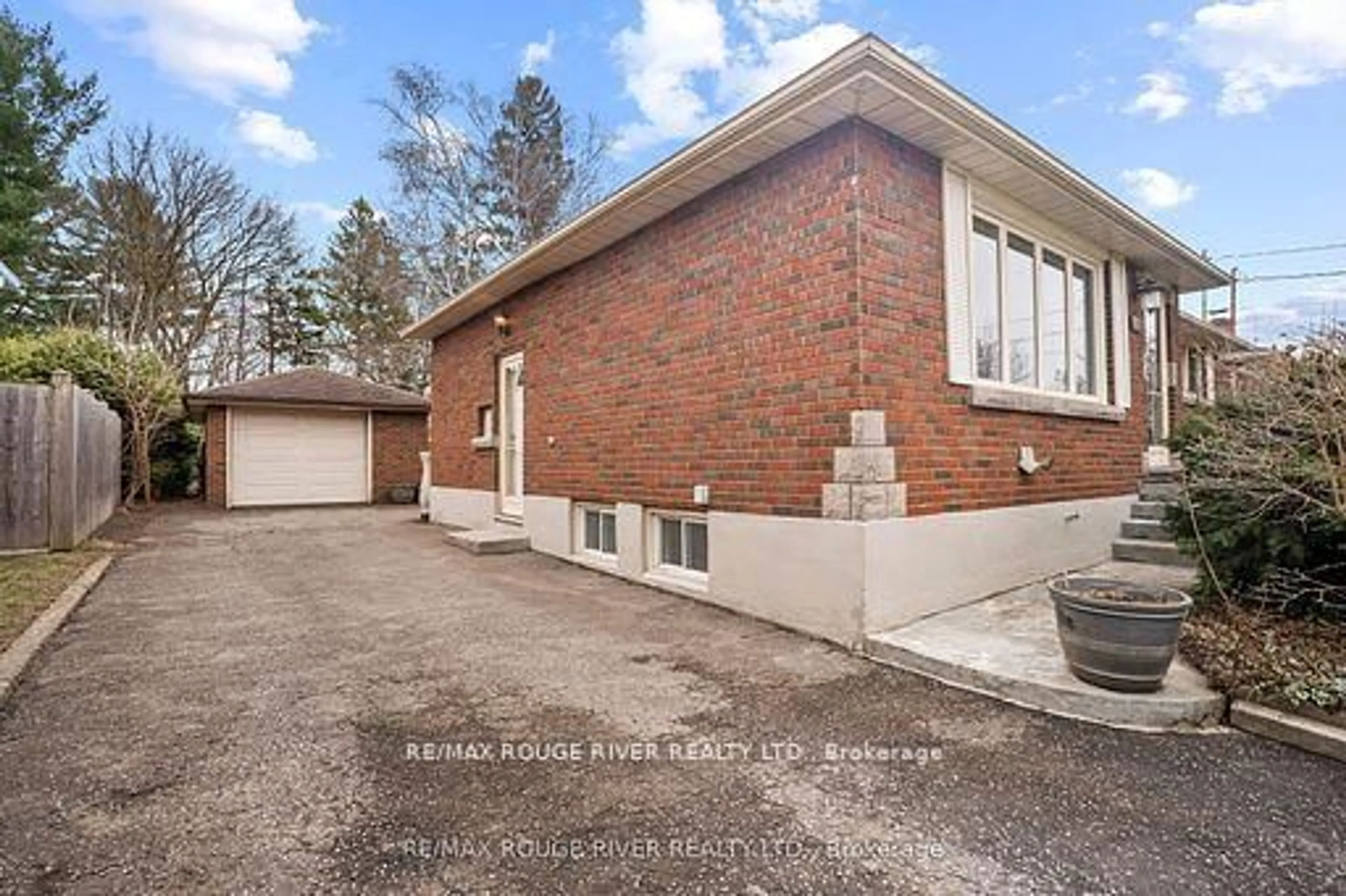 Home with brick exterior material, street for 6478 Brock St, Niagara Falls Ontario L2J 1W3