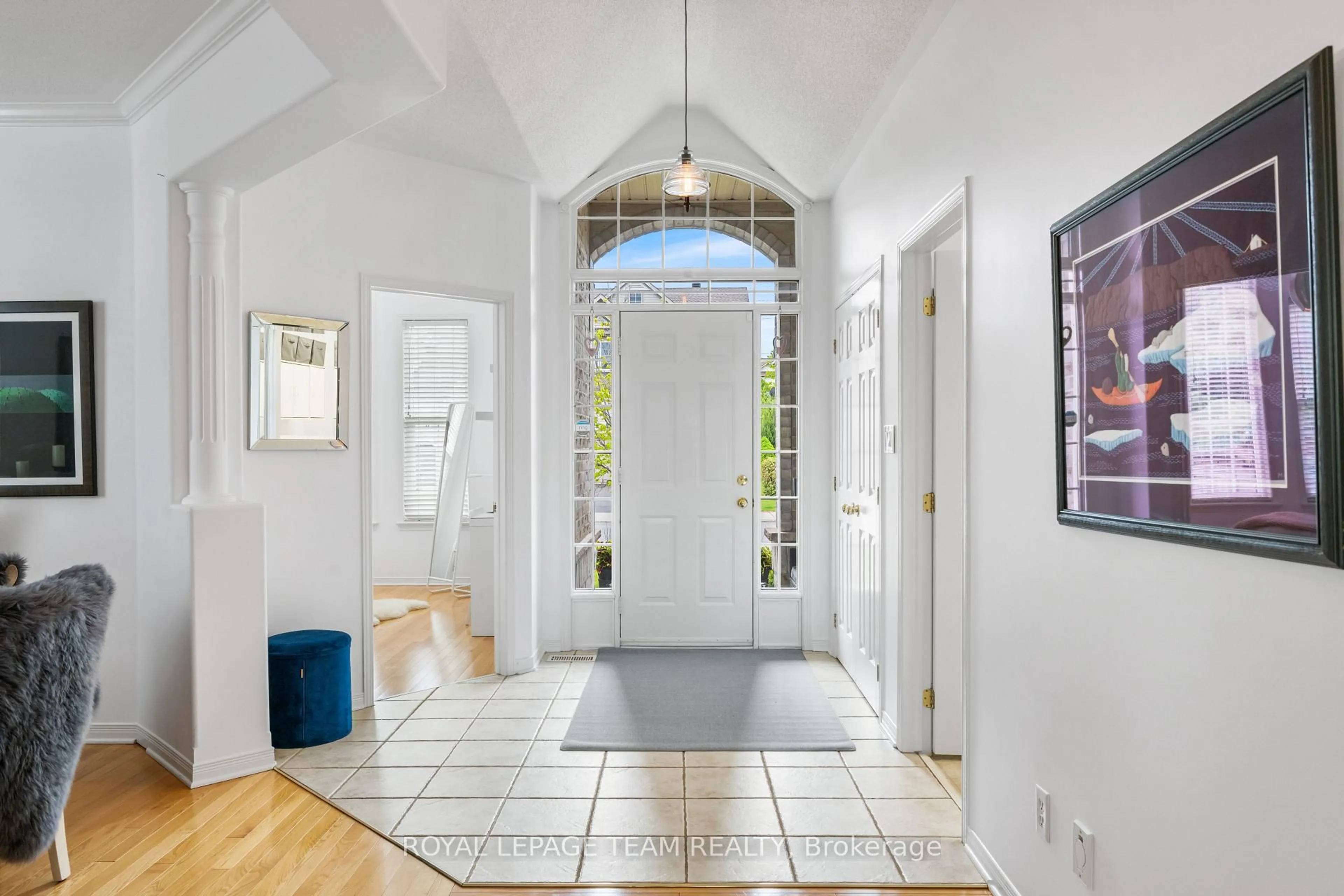 Indoor entryway for 22 Leatherwood Cres, Ottawa Ontario K2J 4X9