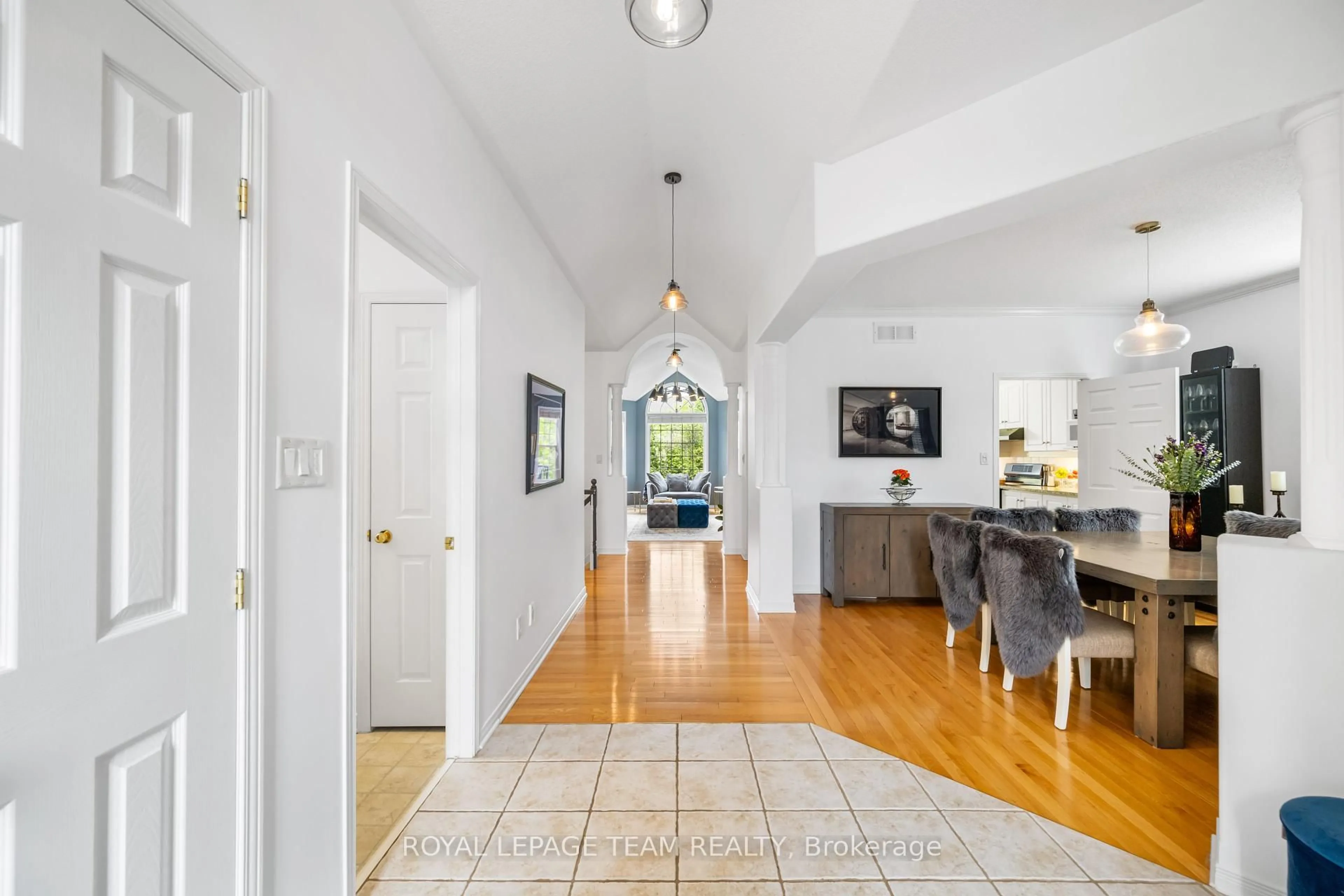 Indoor foyer for 22 Leatherwood Cres, Ottawa Ontario K2J 4X9