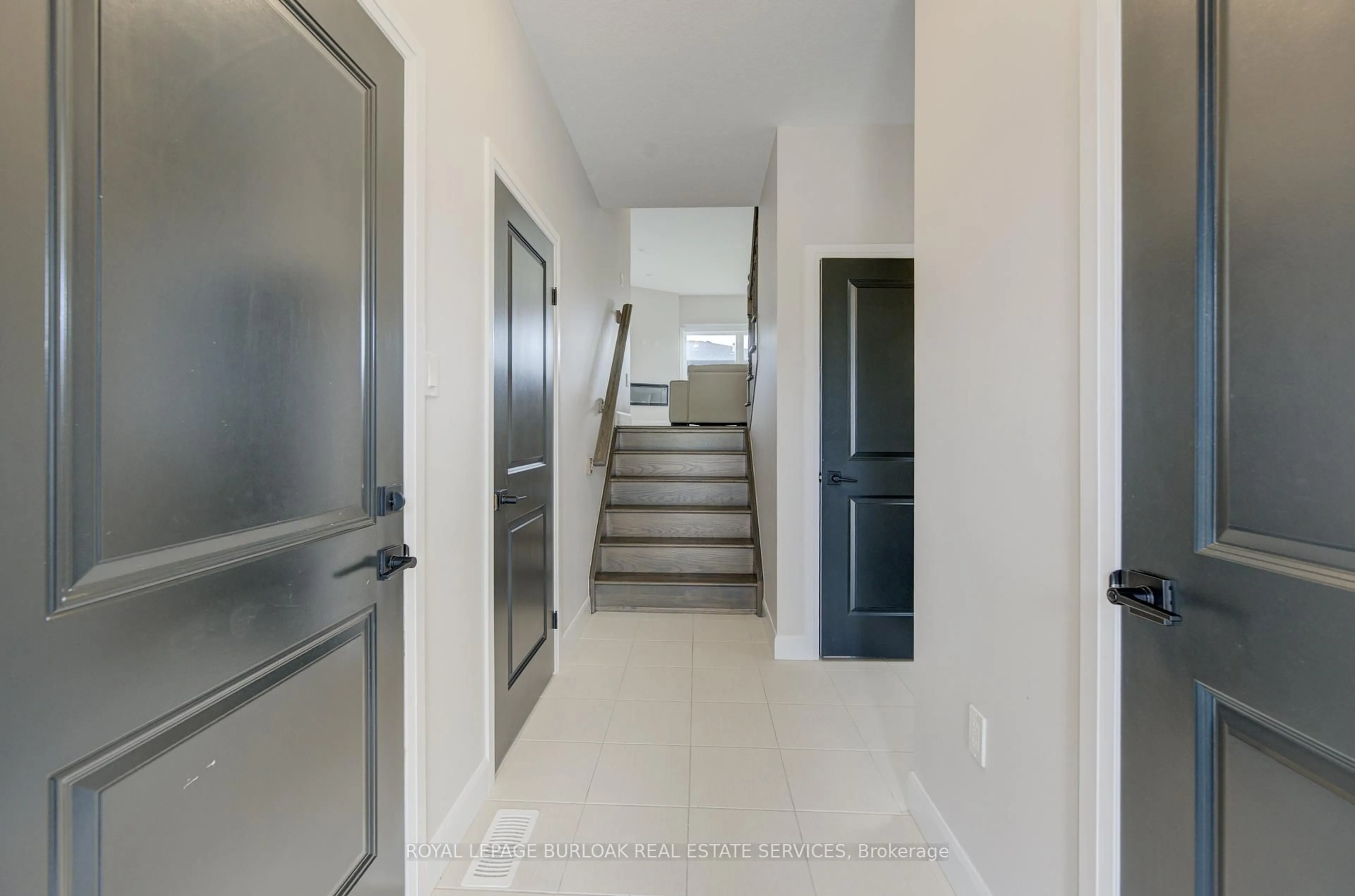 Indoor foyer for 71 Bensley Lane, Hamilton Ontario L9C 0E9