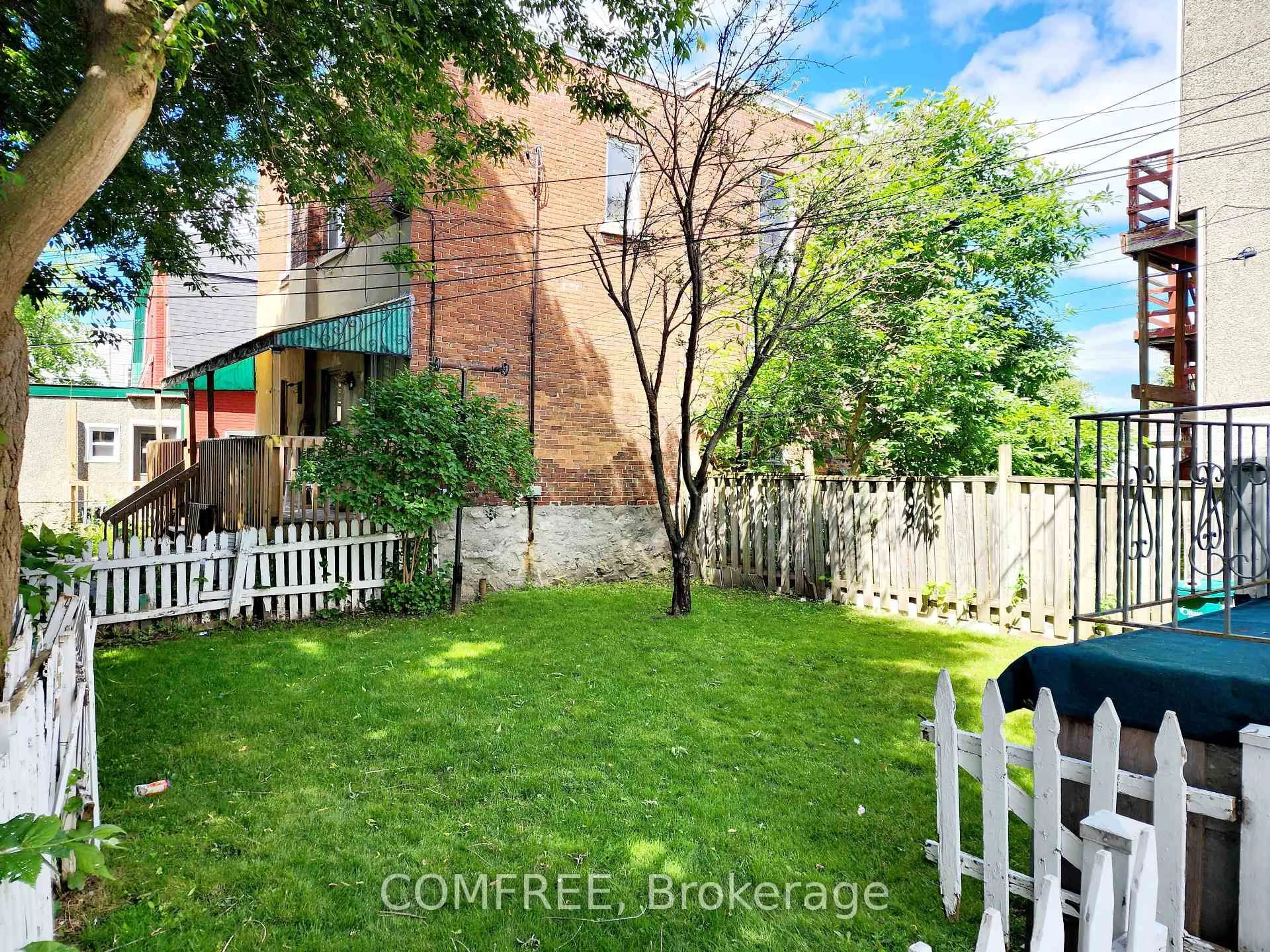 Patio, street for 274 Bell St, Ottawa Ontario K1S 4J8