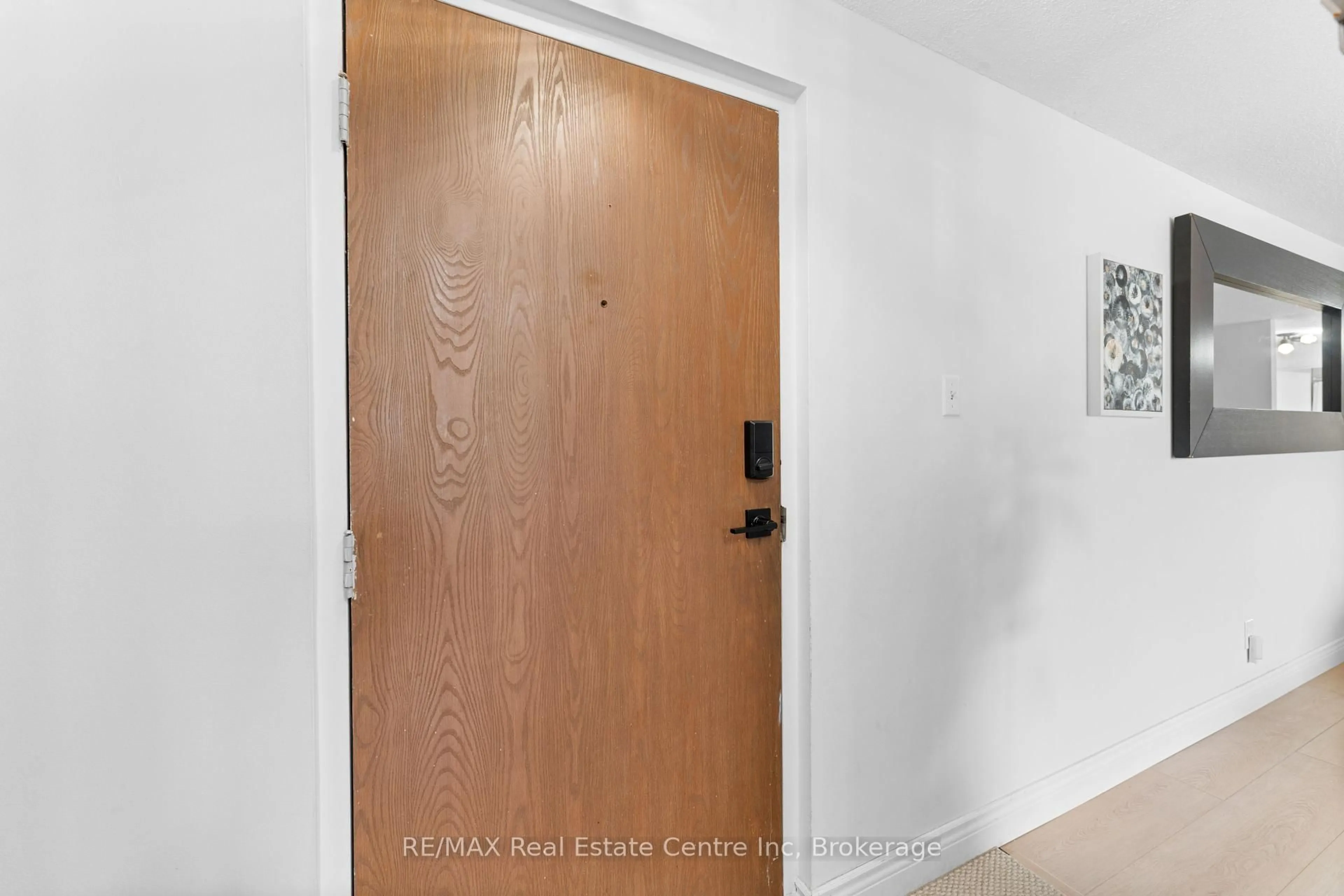Indoor entryway for 4 Avalon Pl #305, Kitchener Ontario N2M 4N6