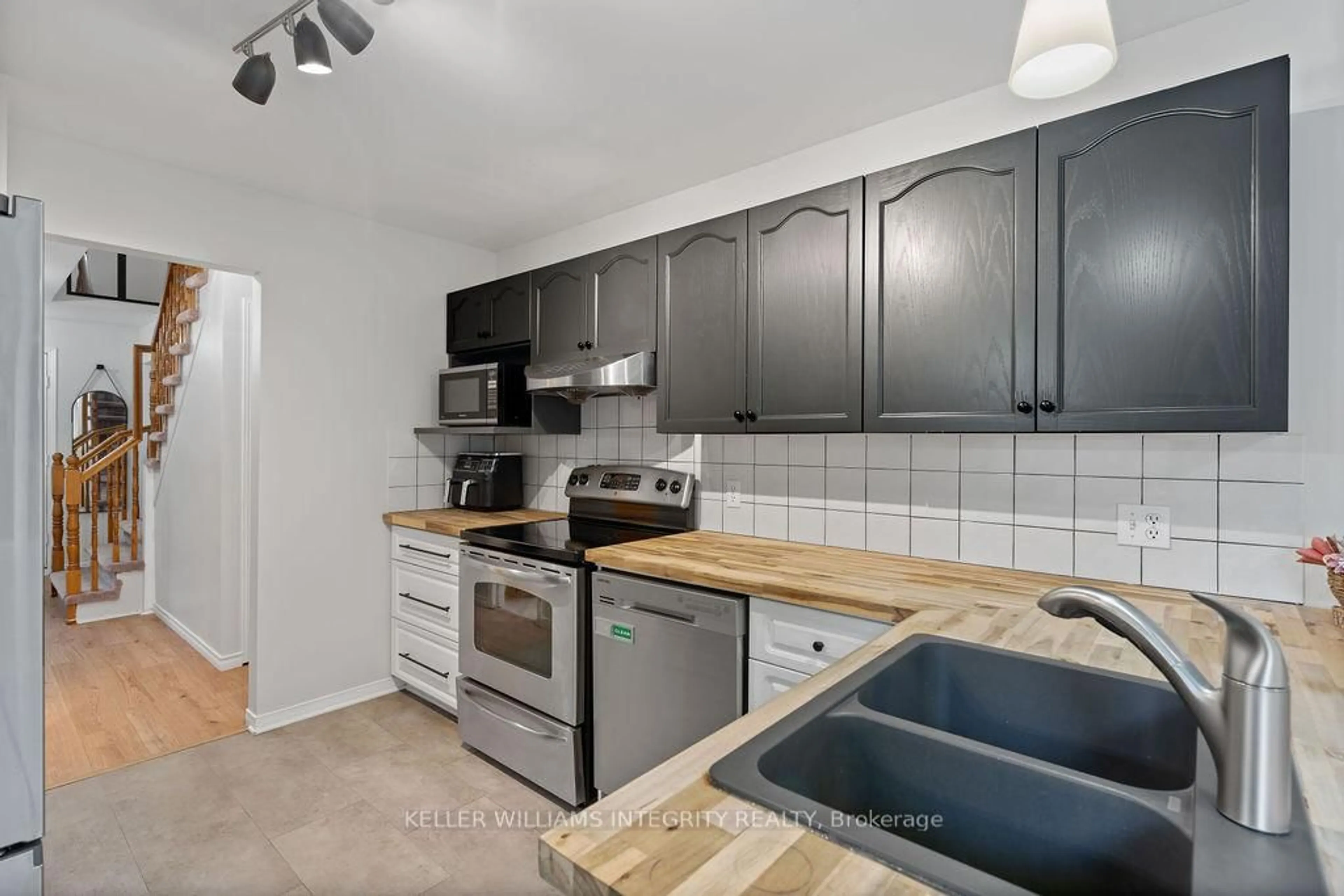 Standard kitchen, ceramic/tile floor for 10 Baton Crt, Kanata Ontario K2L 4C8