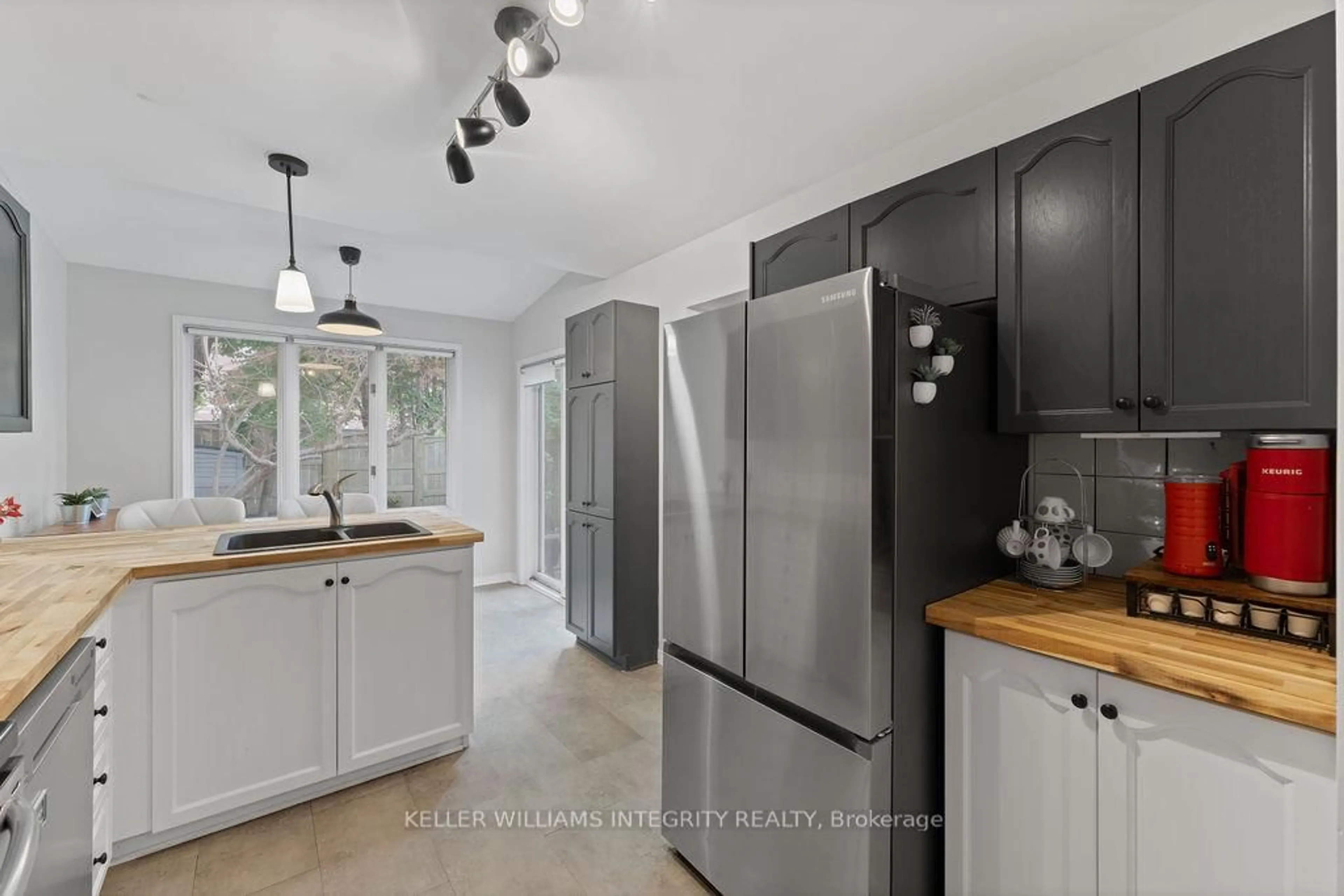 Open concept kitchen, unknown for 10 Baton Crt, Kanata Ontario K2L 4C8