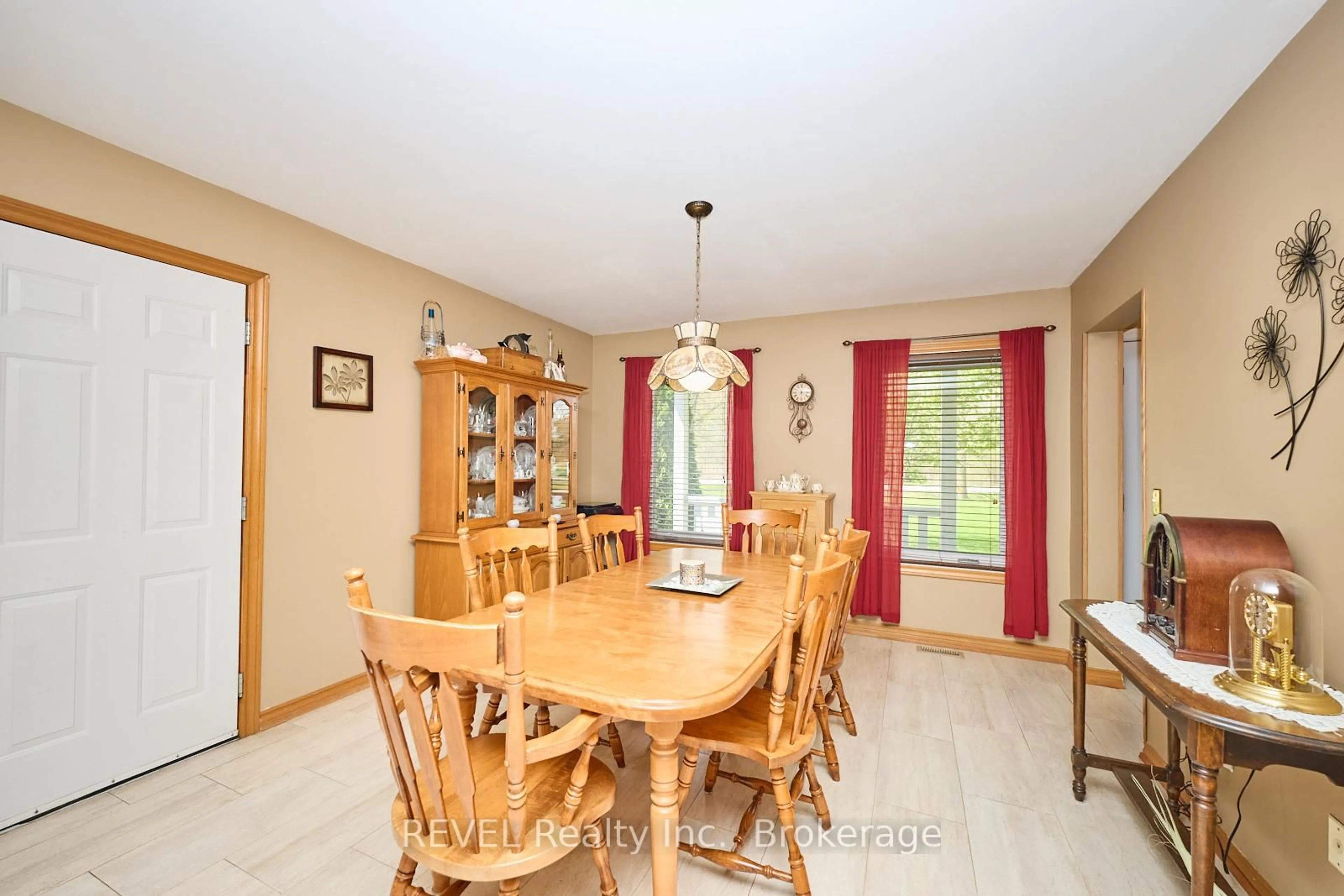 Dining room, wood/laminate floor for 1452 Allanport Rd, Thorold Ontario L0S 1K0