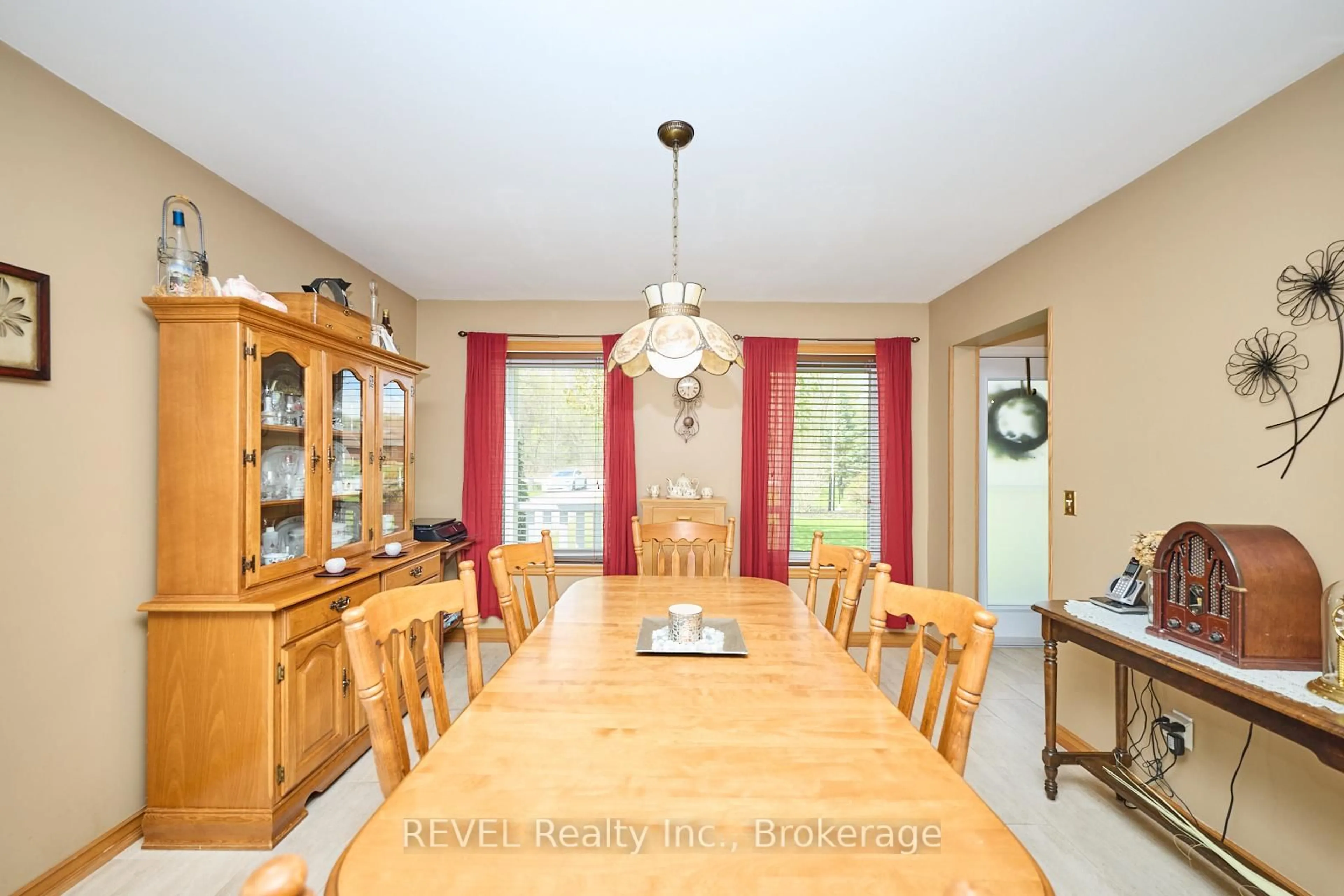Dining room, wood/laminate floor for 1452 Allanport Rd, Thorold Ontario L0S 1K0