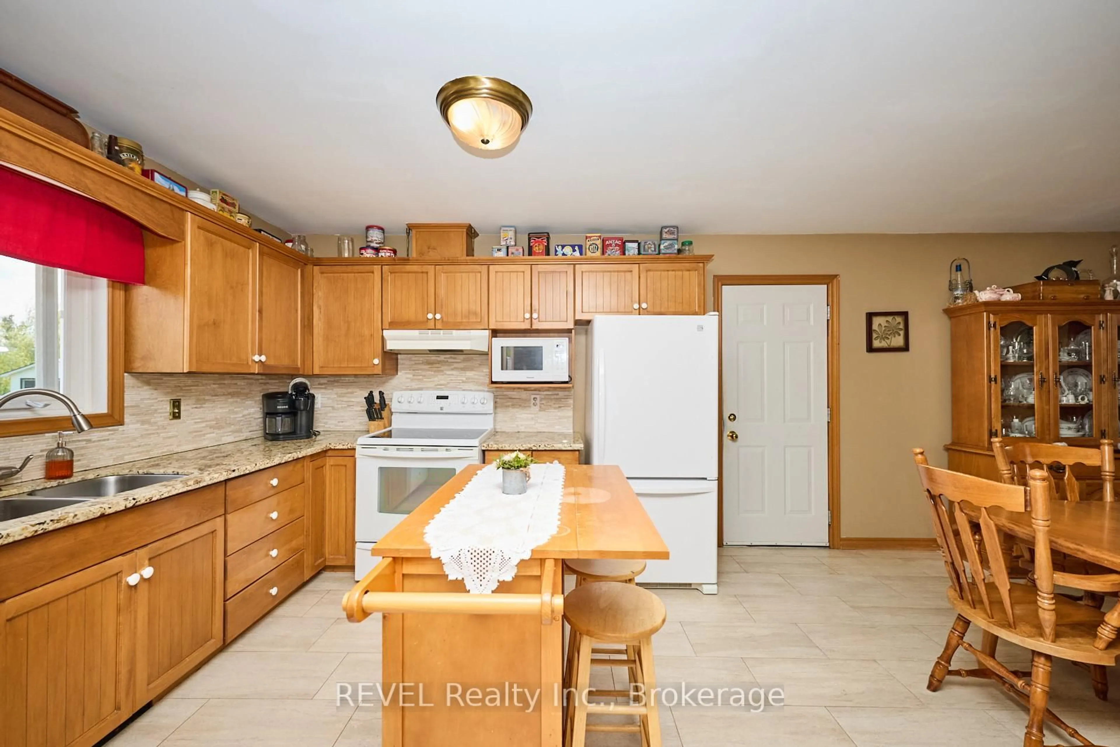 Standard kitchen, ceramic/tile floor for 1452 Allanport Rd, Thorold Ontario L0S 1K0