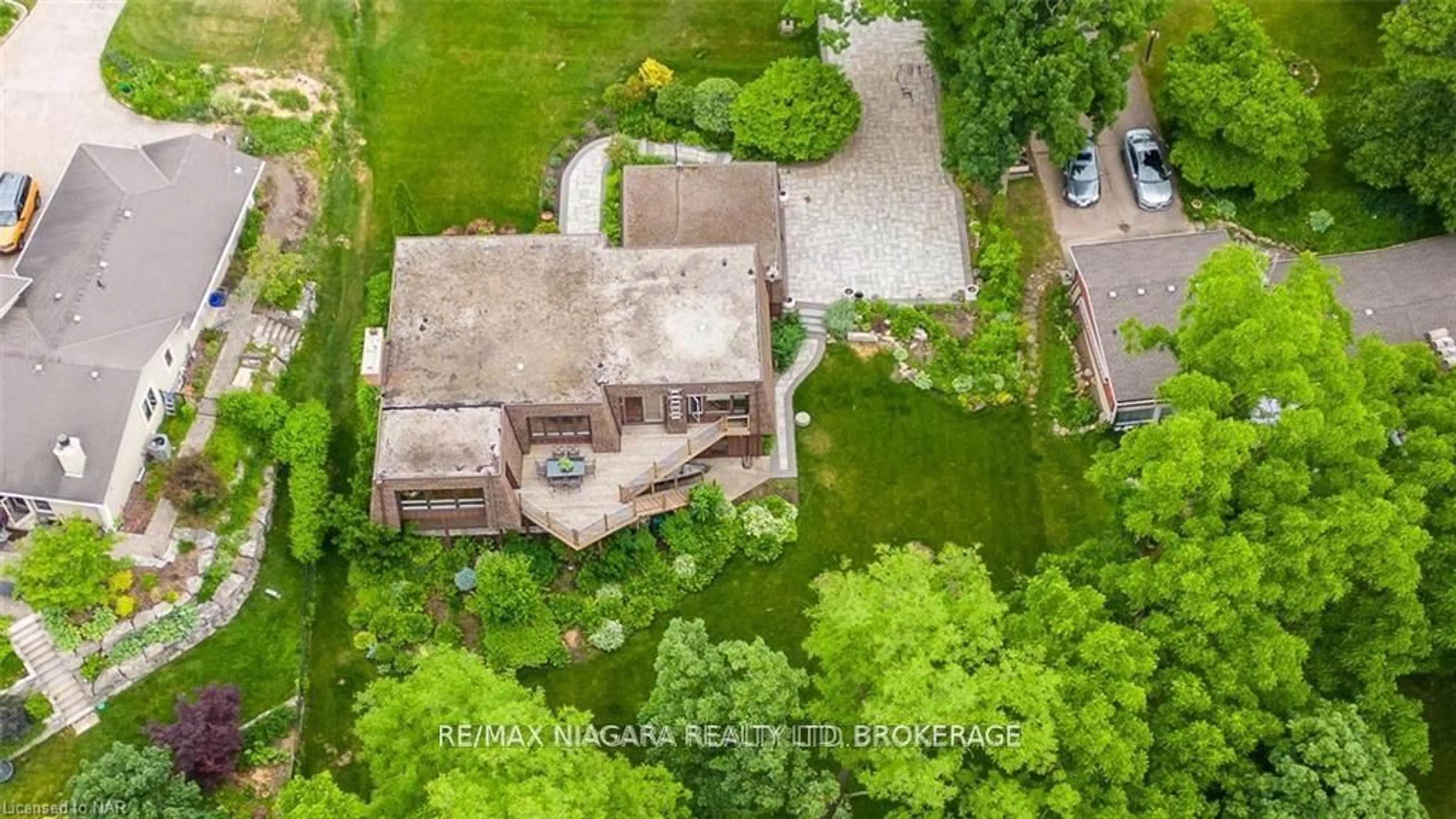 A pic from outside/outdoor area/front of a property/back of a property/a pic from drone, street for 50 Melrose Dr, Niagara-on-the-Lake Ontario L0S 1J0